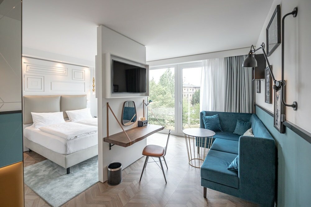 Suite, 1 Queen Bed, City View