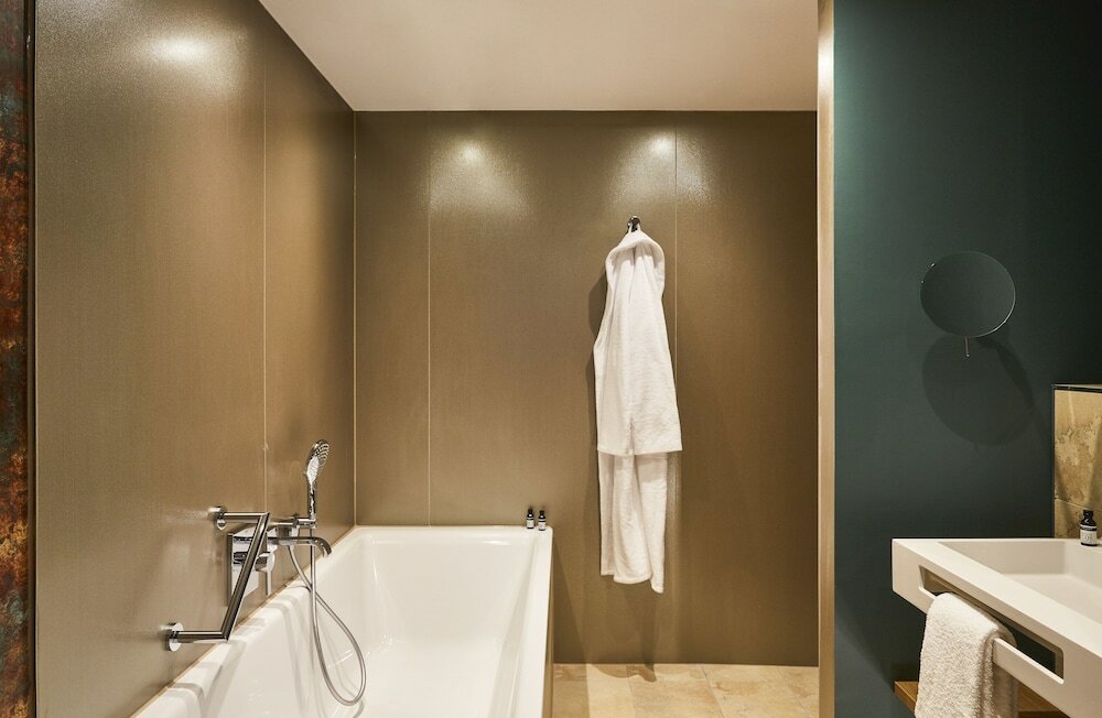Suite, 1 Queen Bed, City View