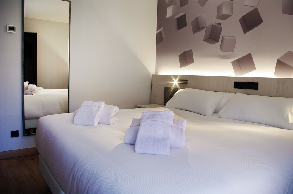 Superior Double or Twin Room (NERU Balcón)