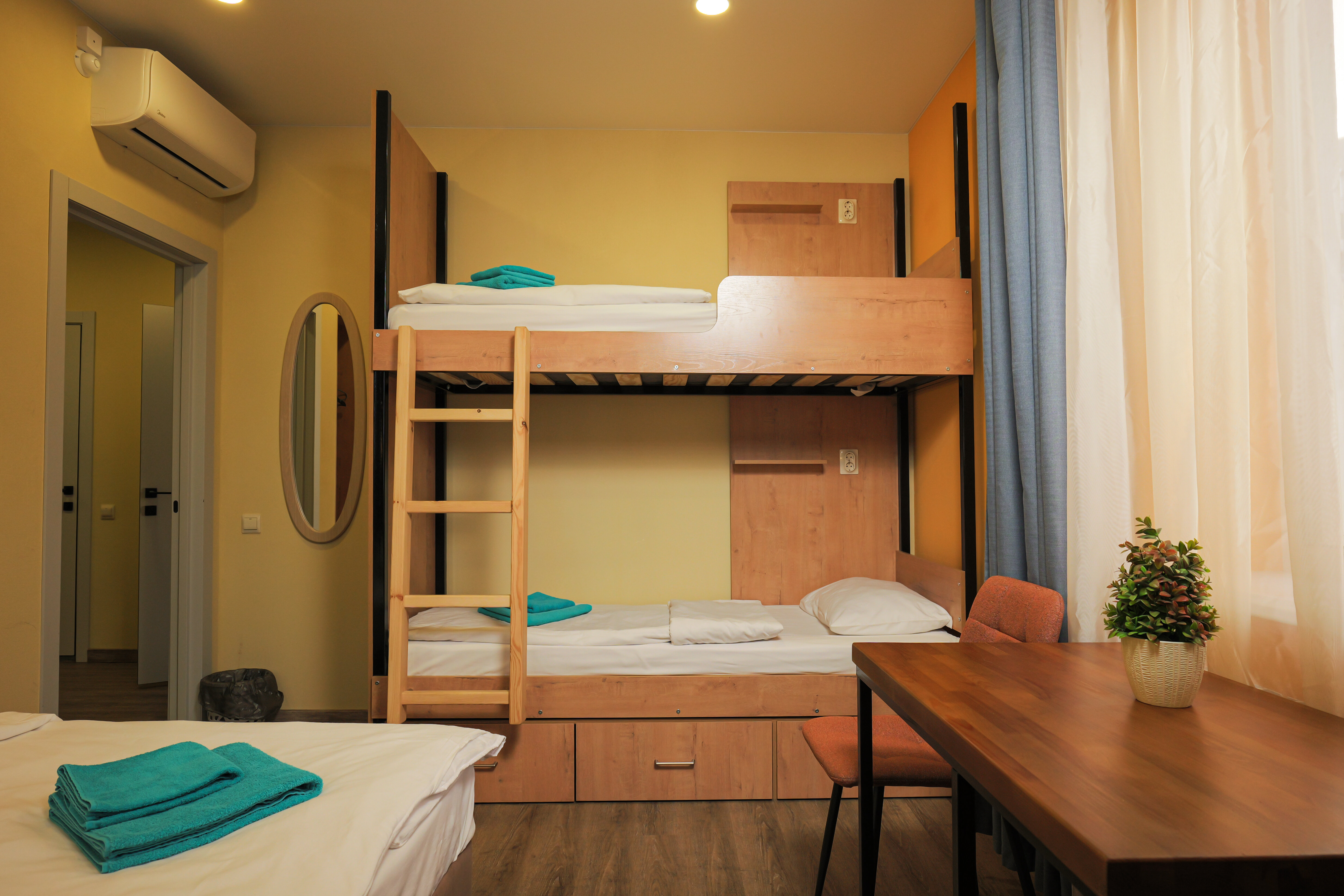 Четырехместный номер эконом-класса с общей ванной комнатой