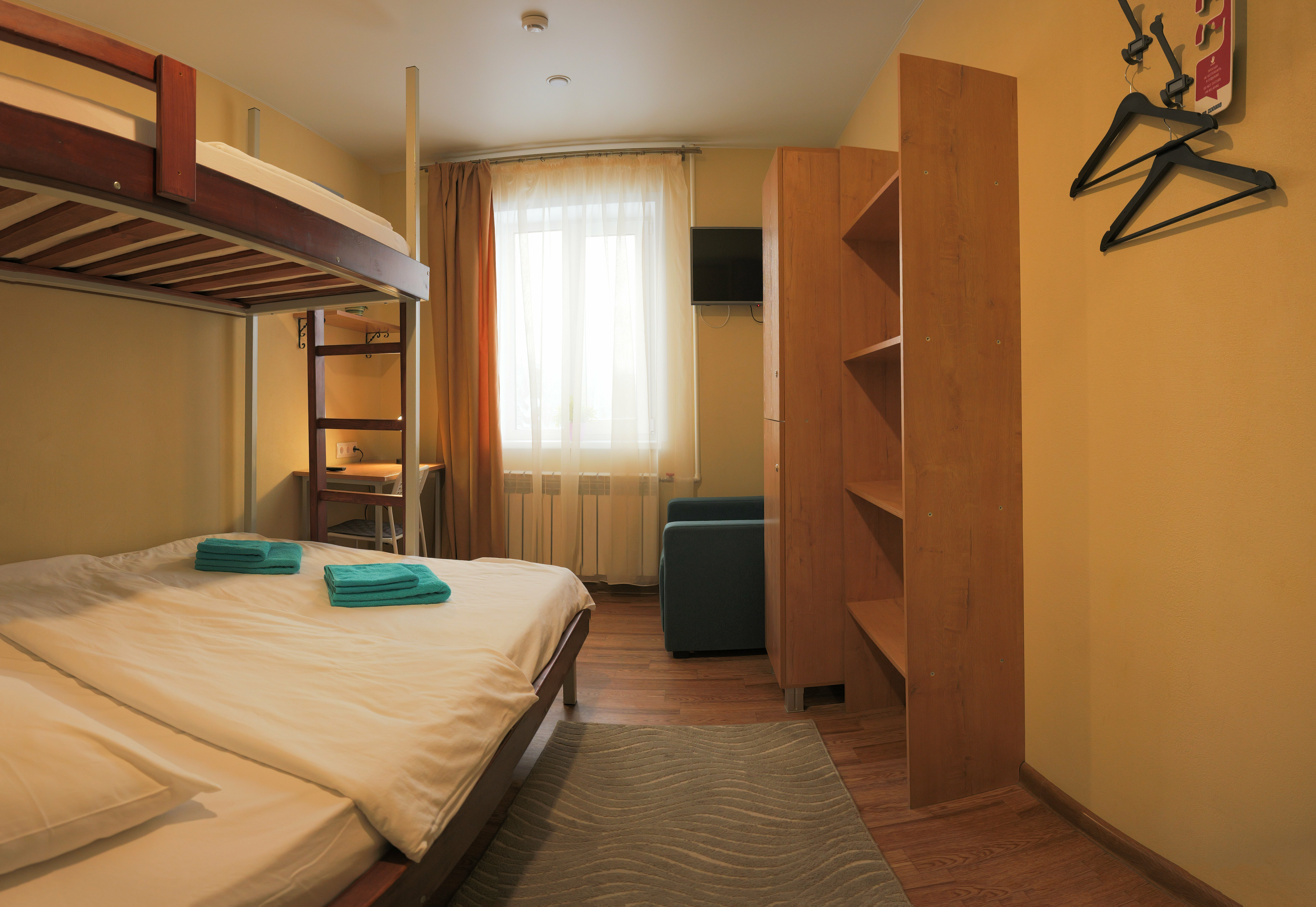 Трехместный номер эконом-класса с общей ванной комнатой