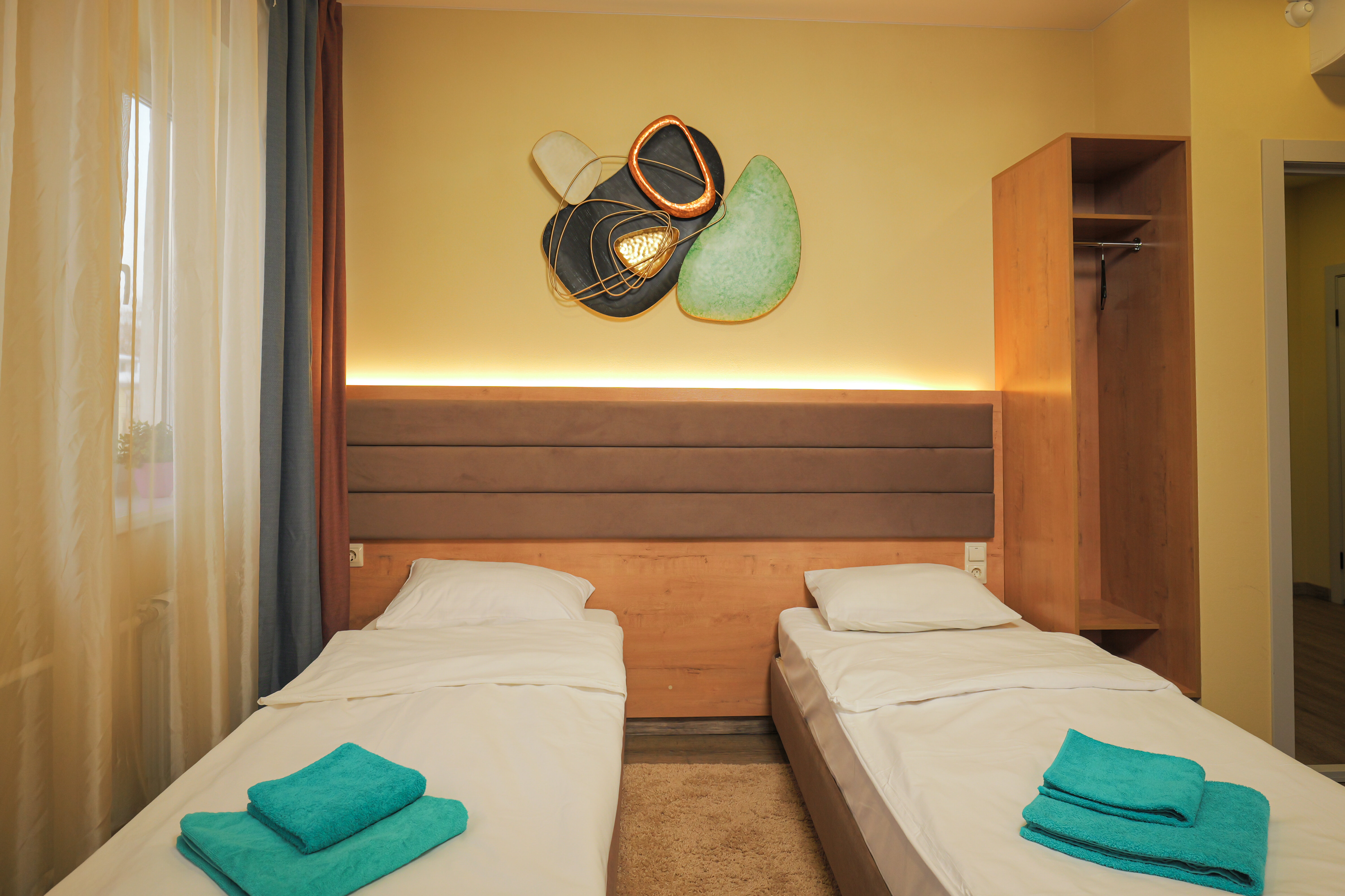 Четырехместный номер эконом-класса с общей ванной комнатой