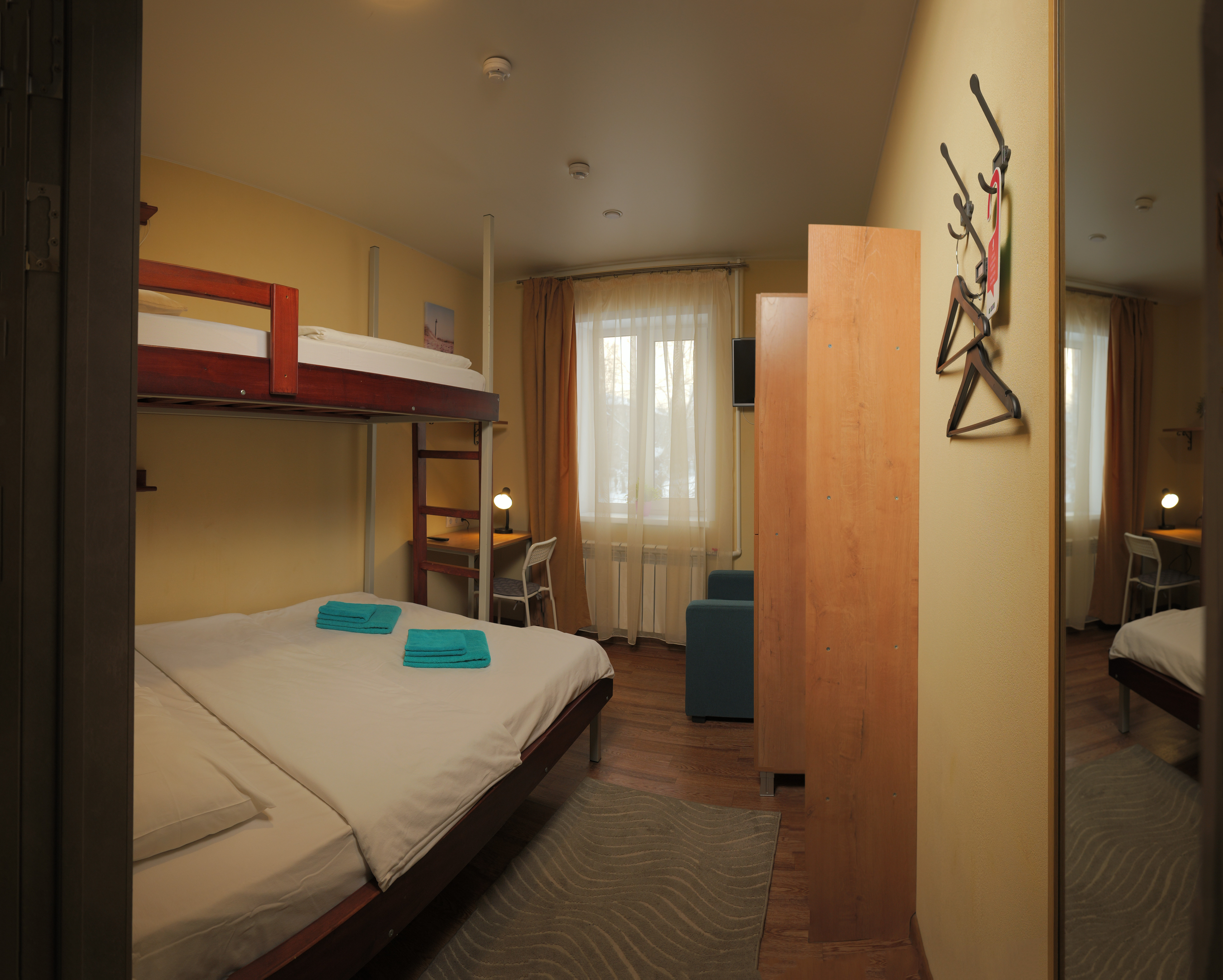 Трехместный номер эконом-класса с общей ванной комнатой