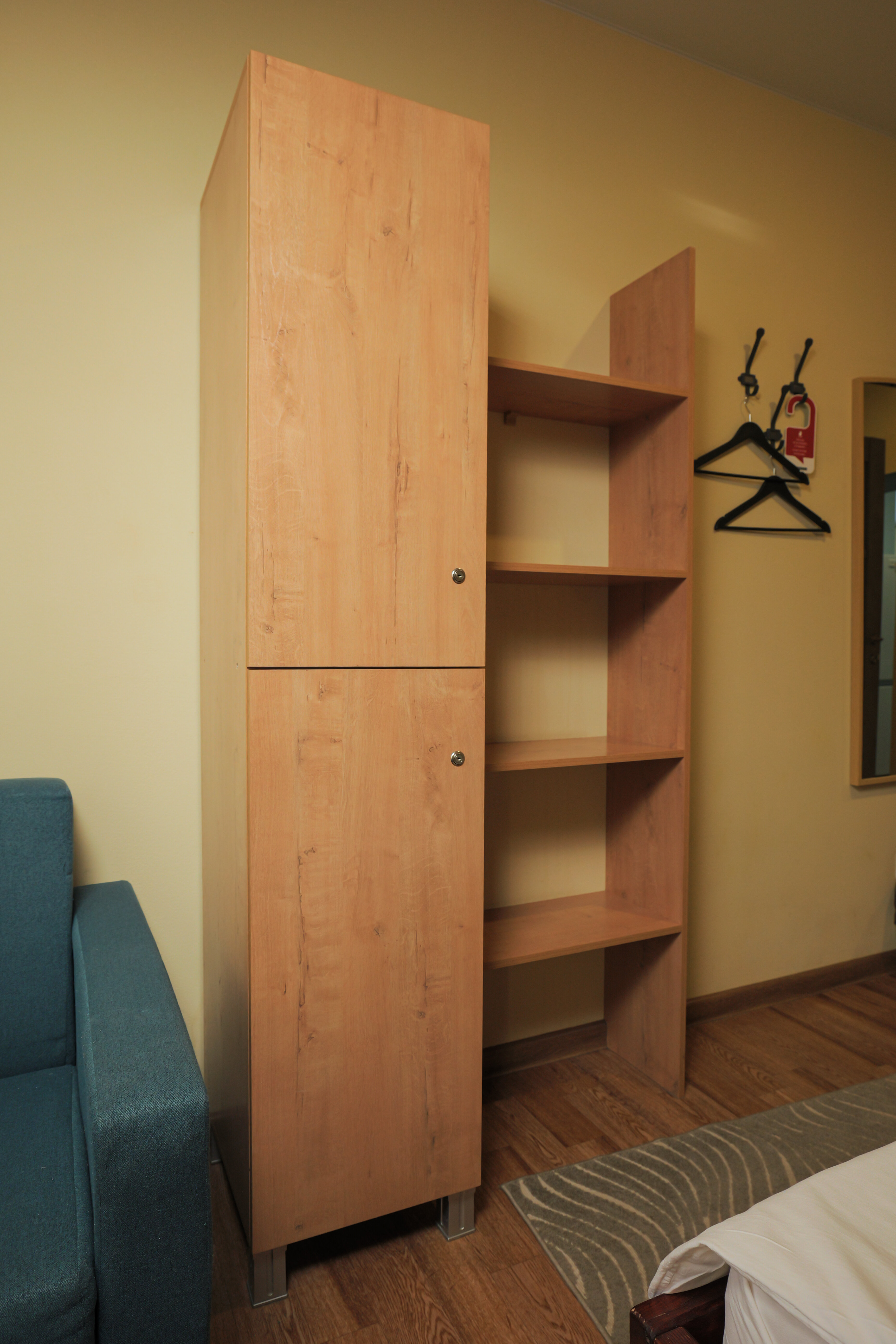 Трехместный номер эконом-класса с общей ванной комнатой