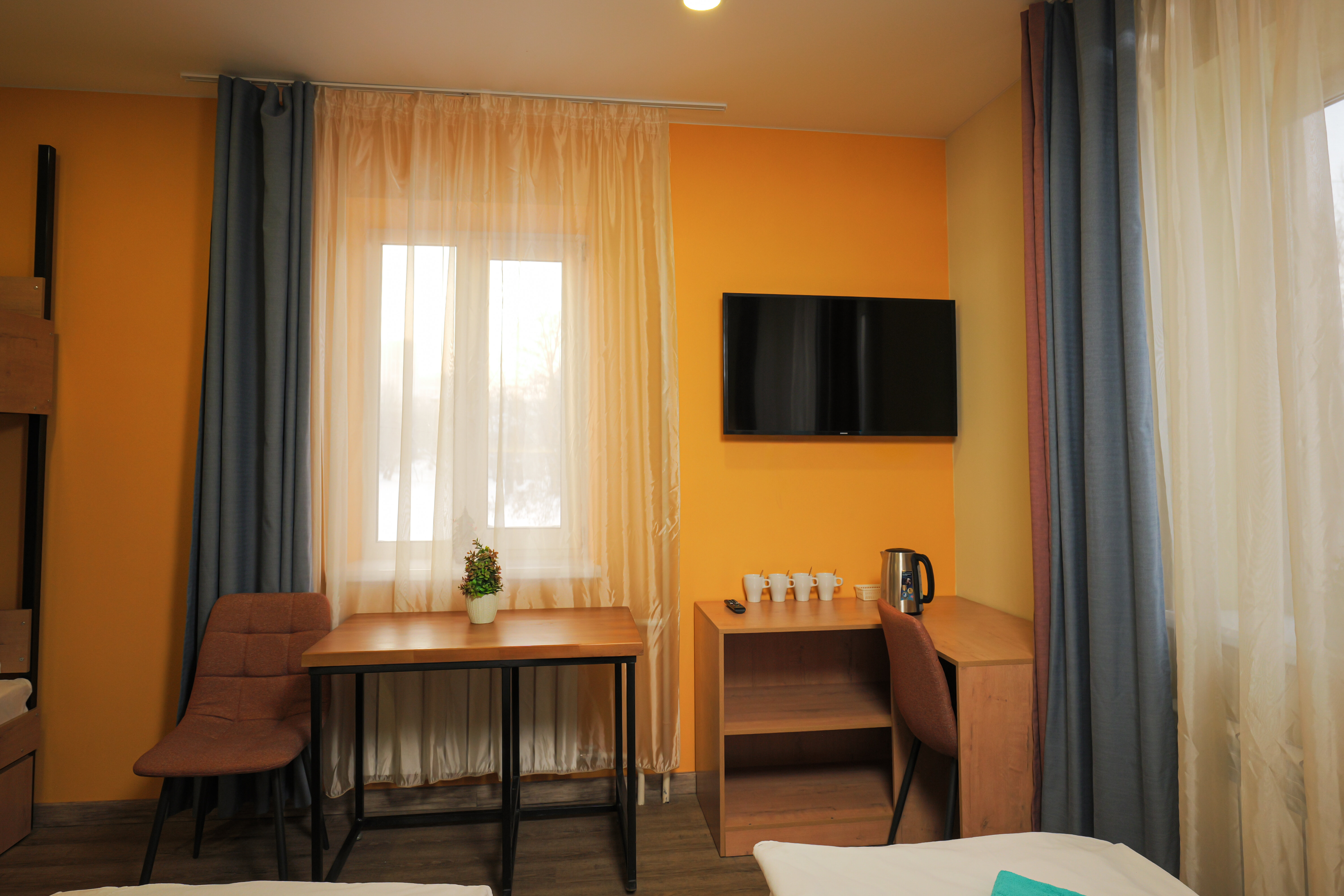 Четырехместный номер эконом-класса с общей ванной комнатой