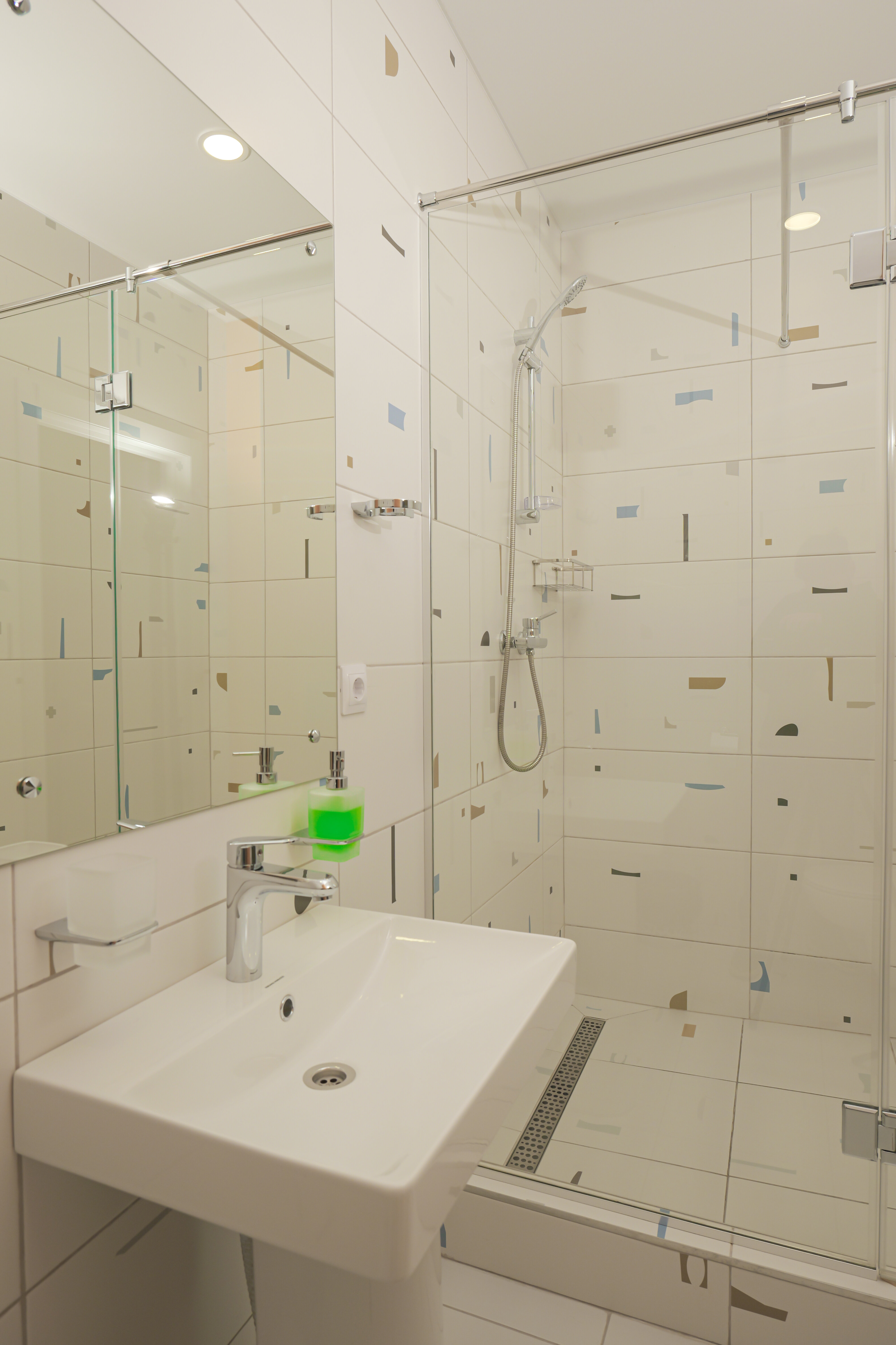 Четырехместный номер эконом-класса с общей ванной комнатой