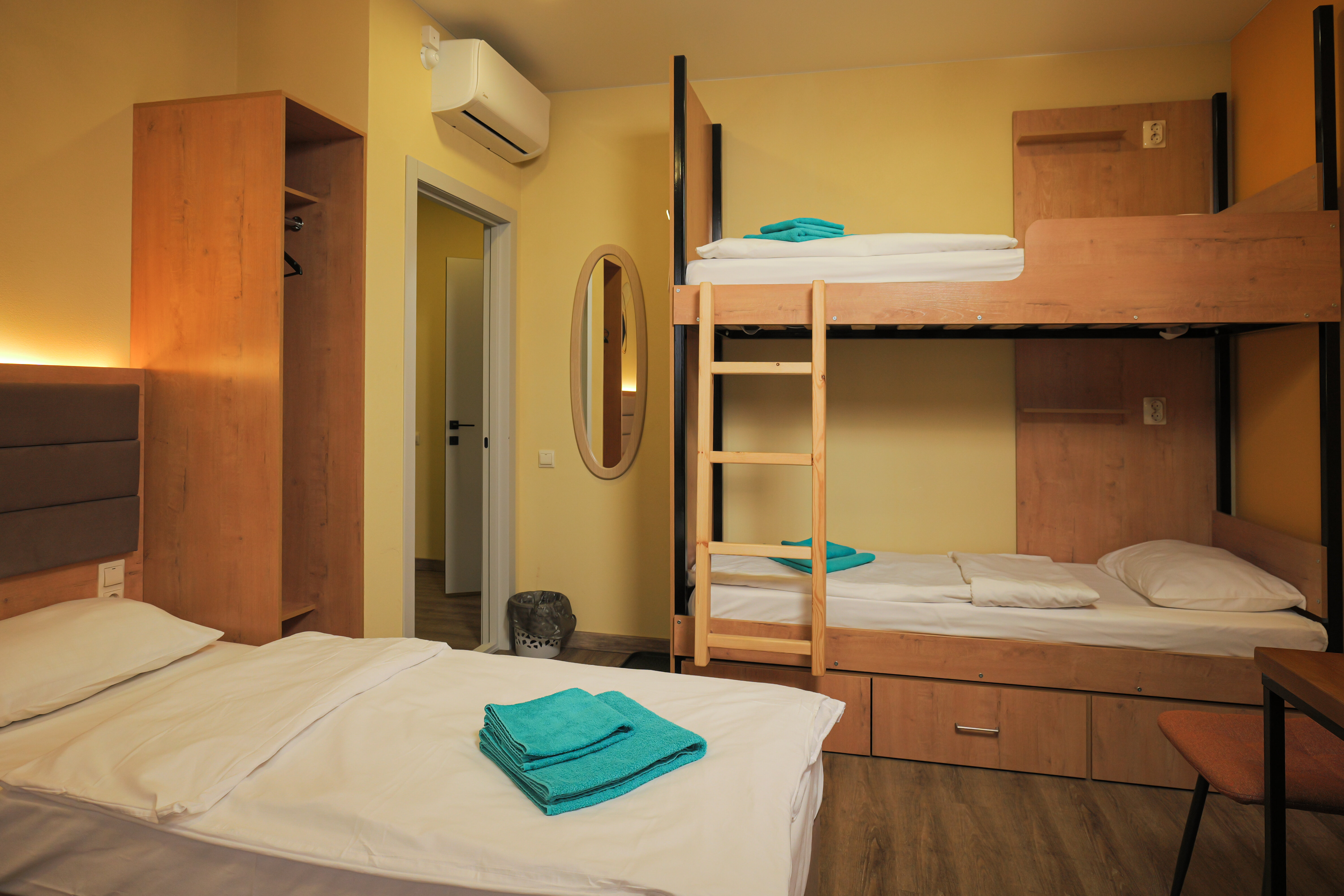 Четырехместный номер эконом-класса с общей ванной комнатой