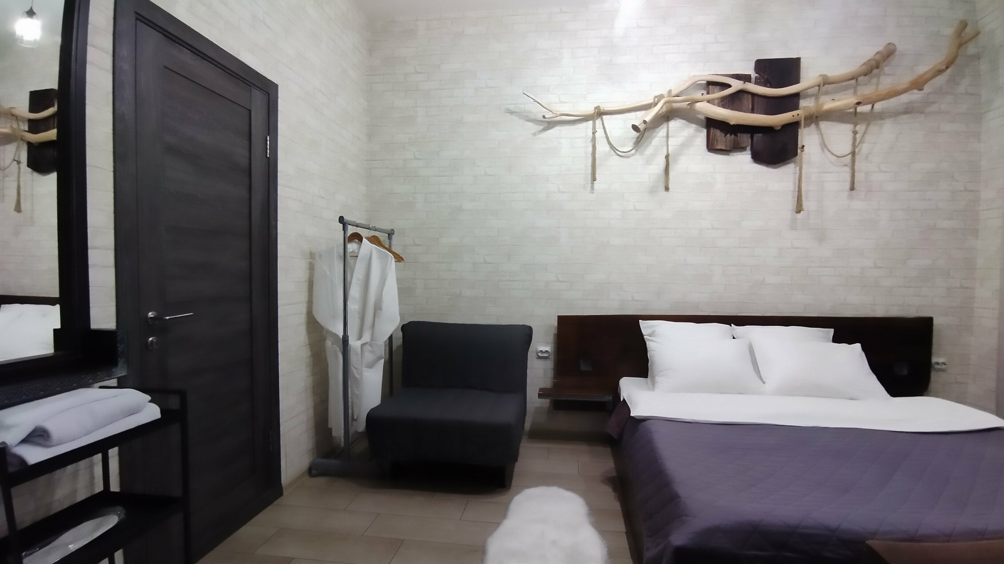 Двухместный номер с двуспальной кроватью и дополнительной кроватью