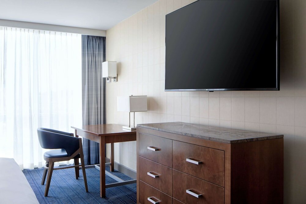 Room, 1 Queen Bed, Accessible (Shower)