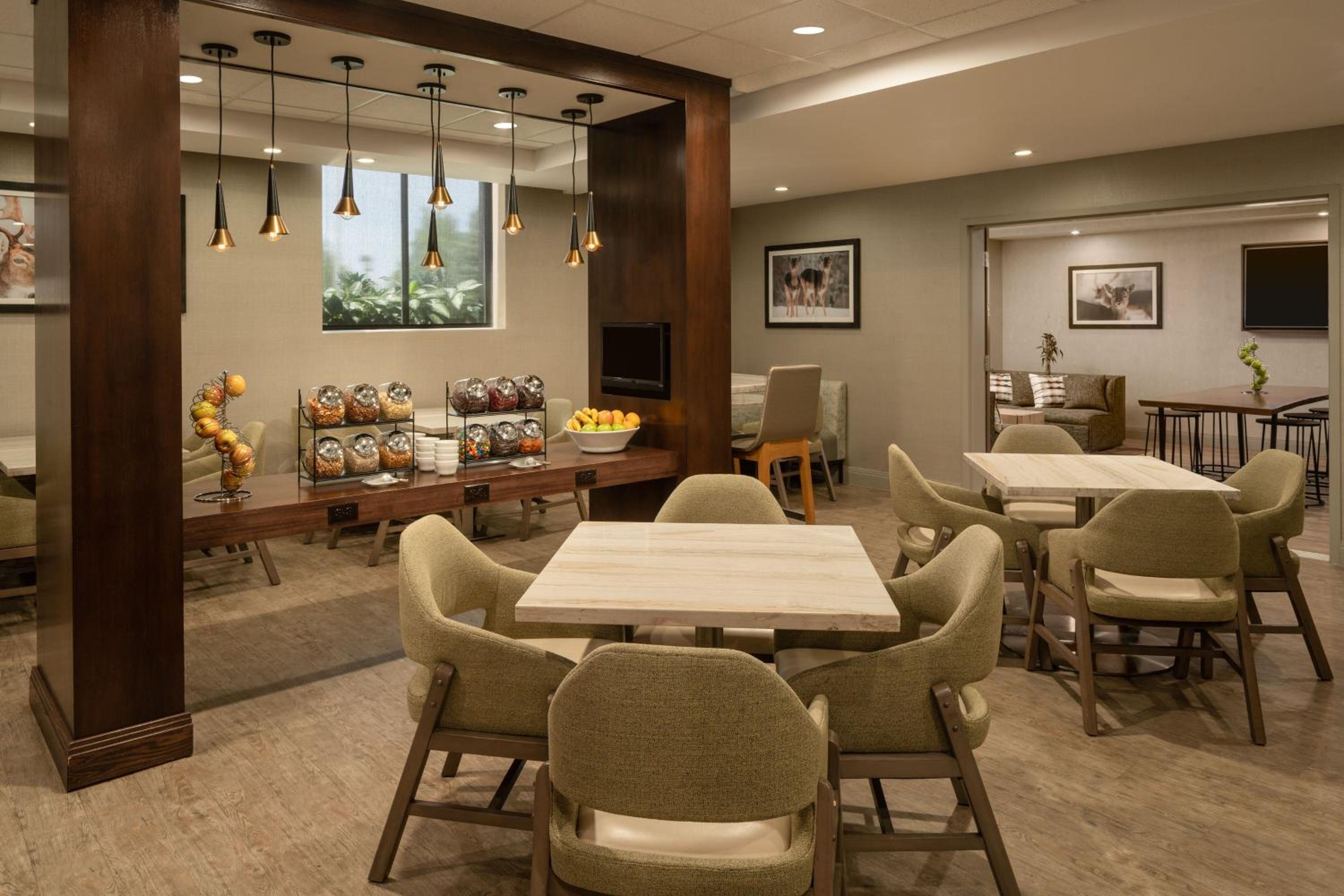 Junior Suite, 1 King, Corner room, Balcony