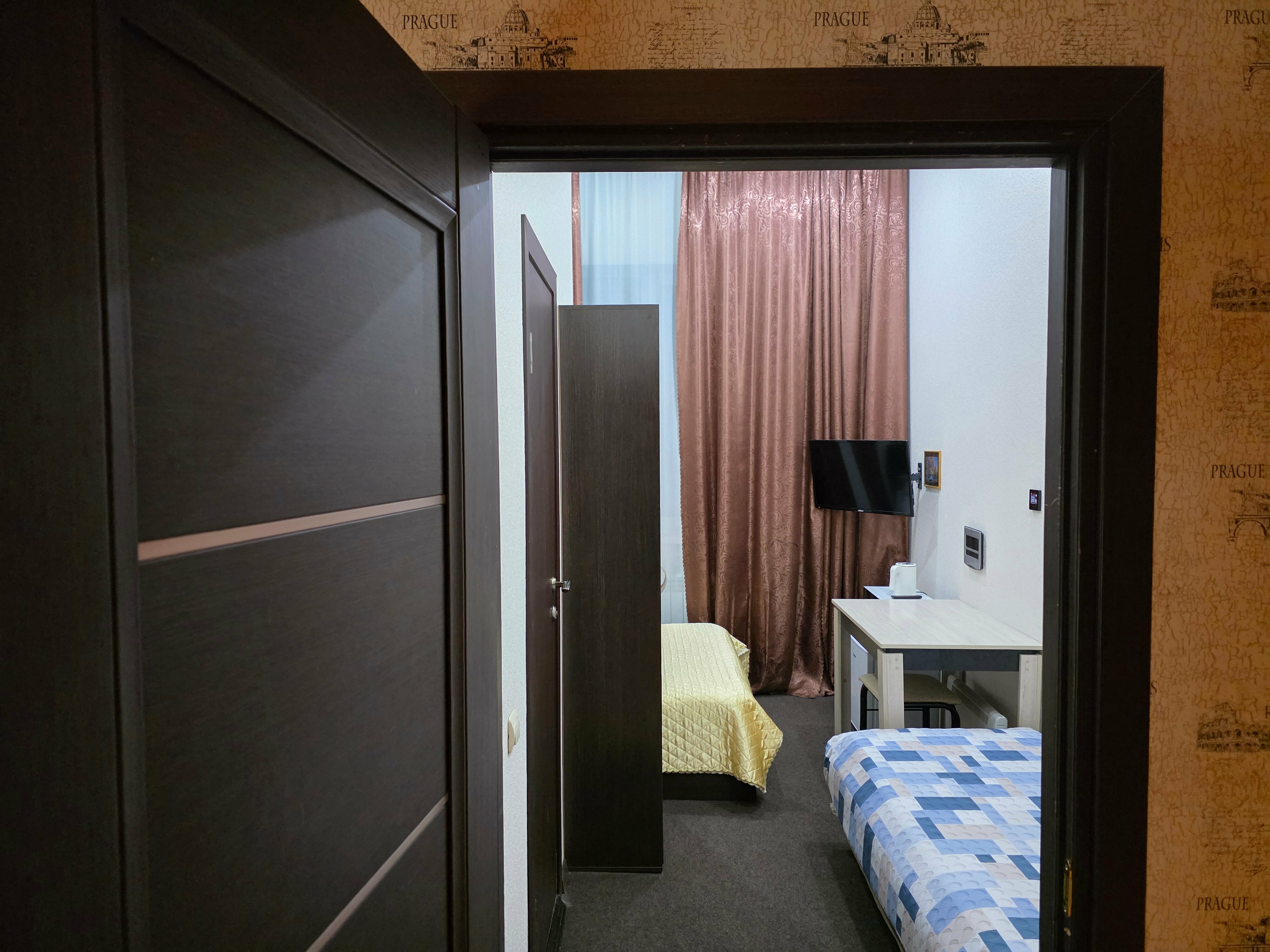 Одноместный номер (до 3 гостей). В номере: душ, туалет, двуспальная (140*190) и односпальная (90*190) кровати, смарт-замок, холодильник, свч, чайник, смарт тв, WiFi.