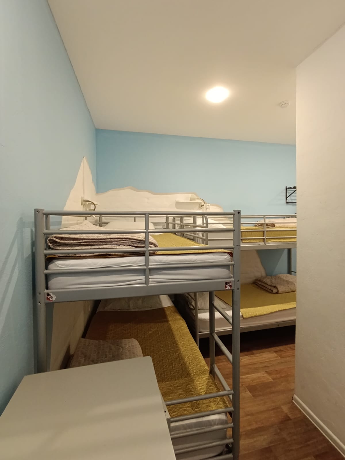 Кровать в общем номере для мужчин