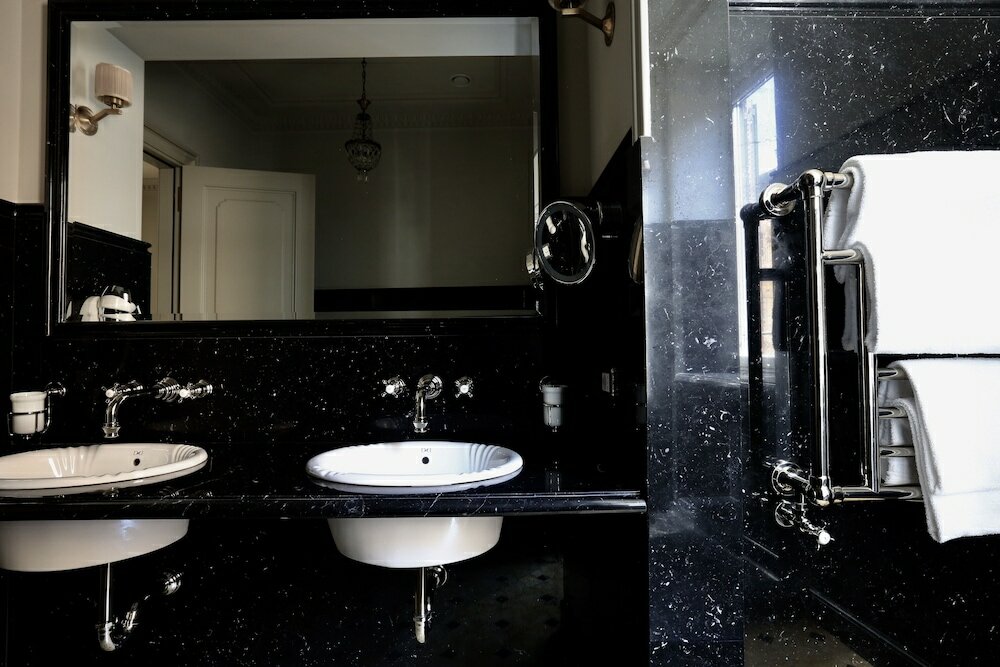 Deluxe Room, Corner