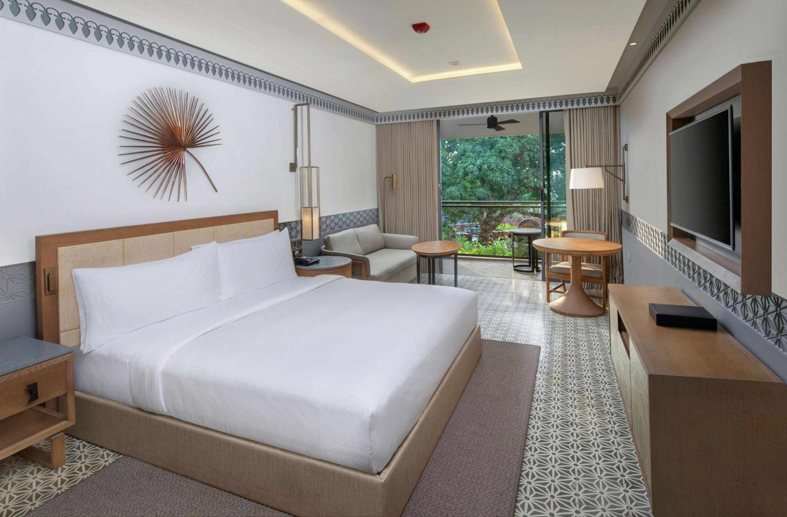 Deluxe King Room with Garden View and Balcony