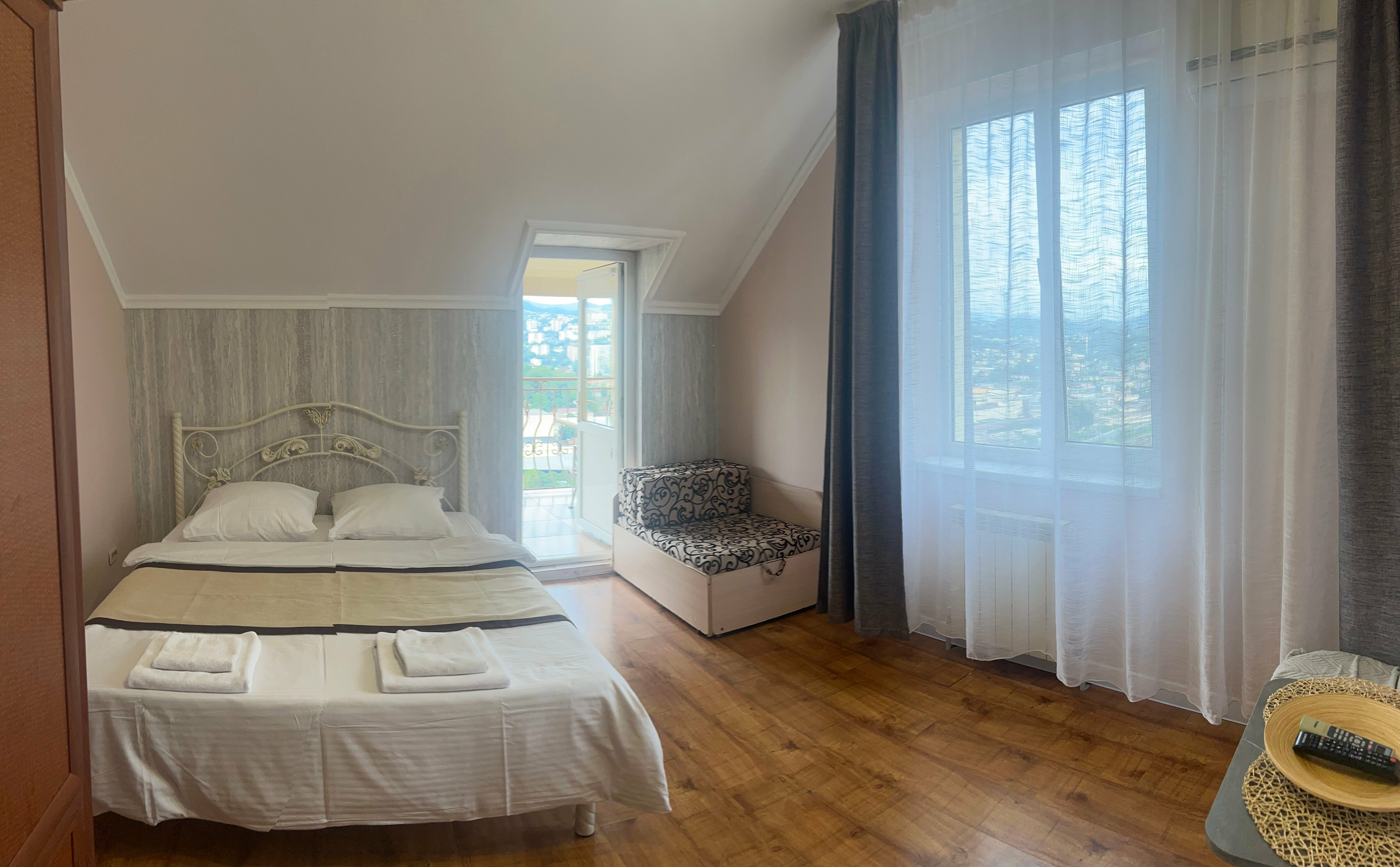 6 Полулюкс с балконом, кухней и видом на горы