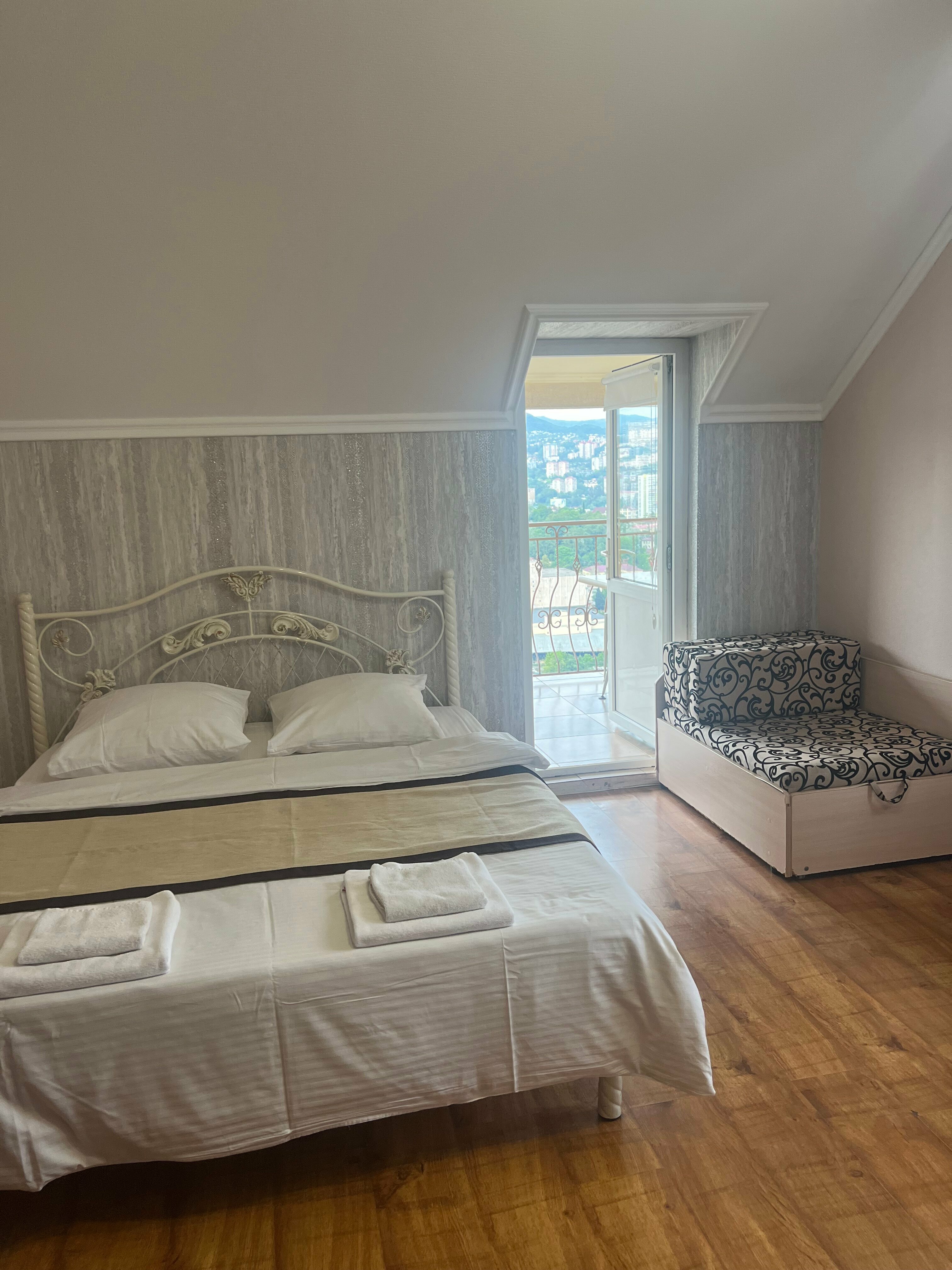 6 Полулюкс с балконом, кухней и видом на горы