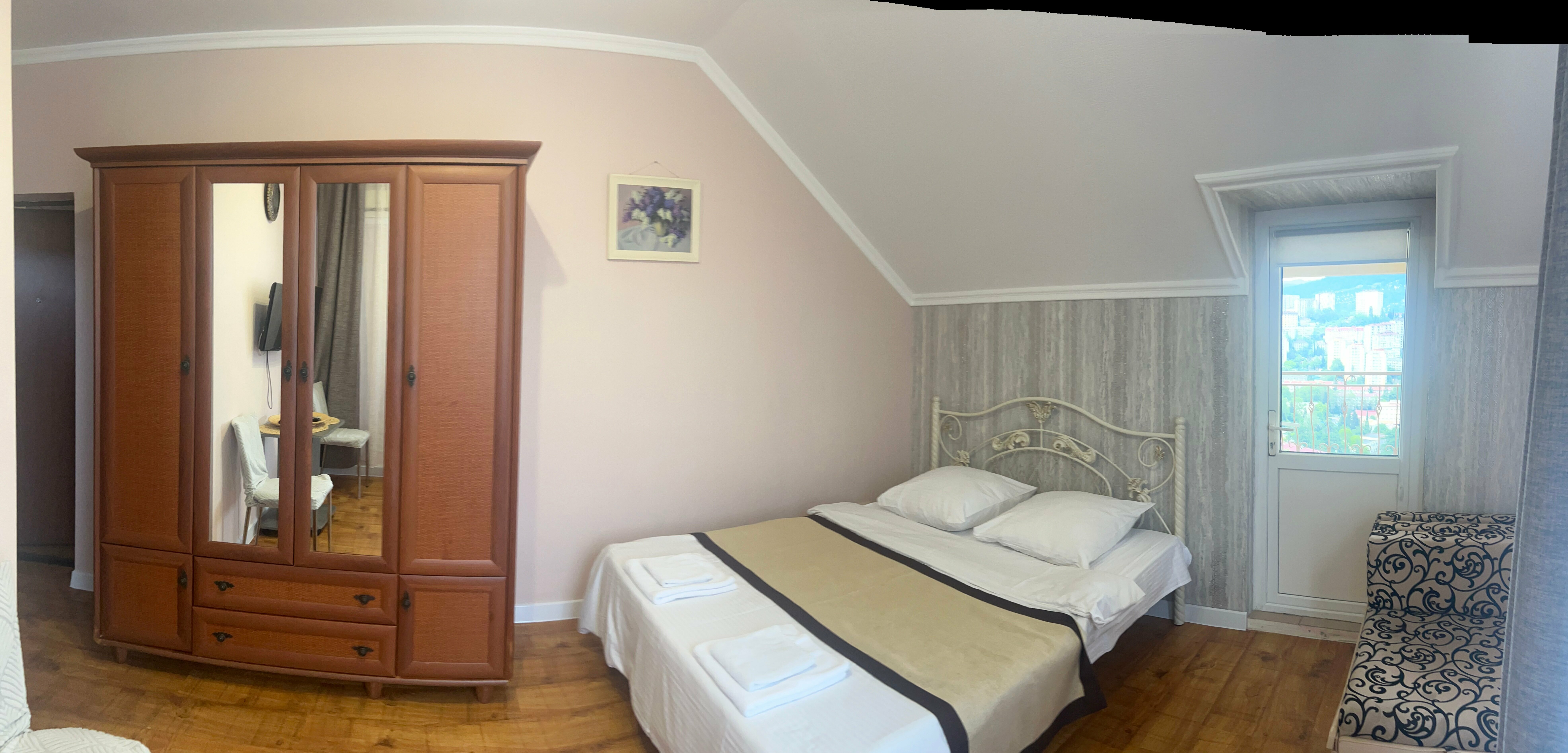 6 Полулюкс с балконом, кухней и видом на горы