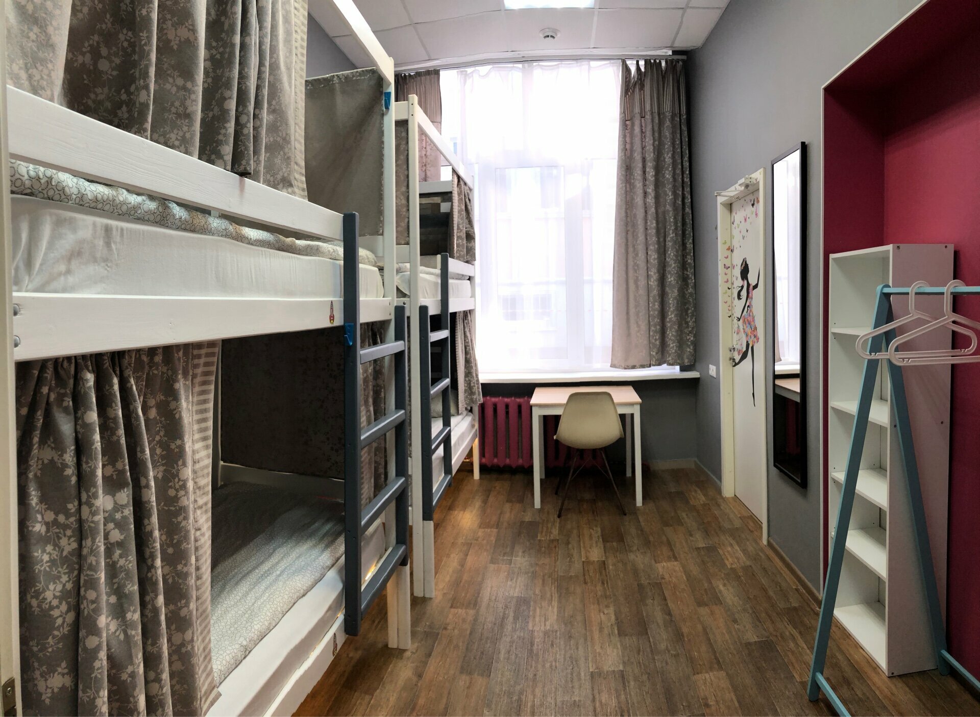 Кровать в общем четырехместном номере для женщин