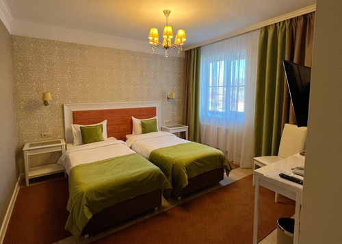 Стандартный двухместный номер с 2 отдельными кроватями и общей ванной комнатой