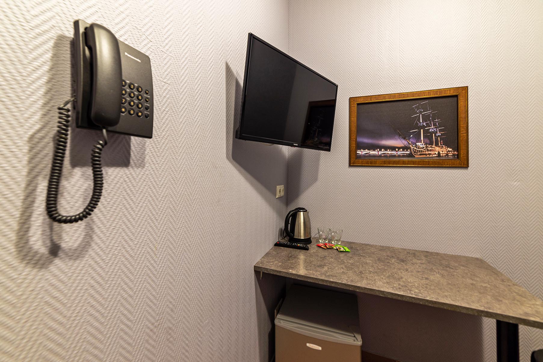 Небольшой двухместный номер с мансардным окном