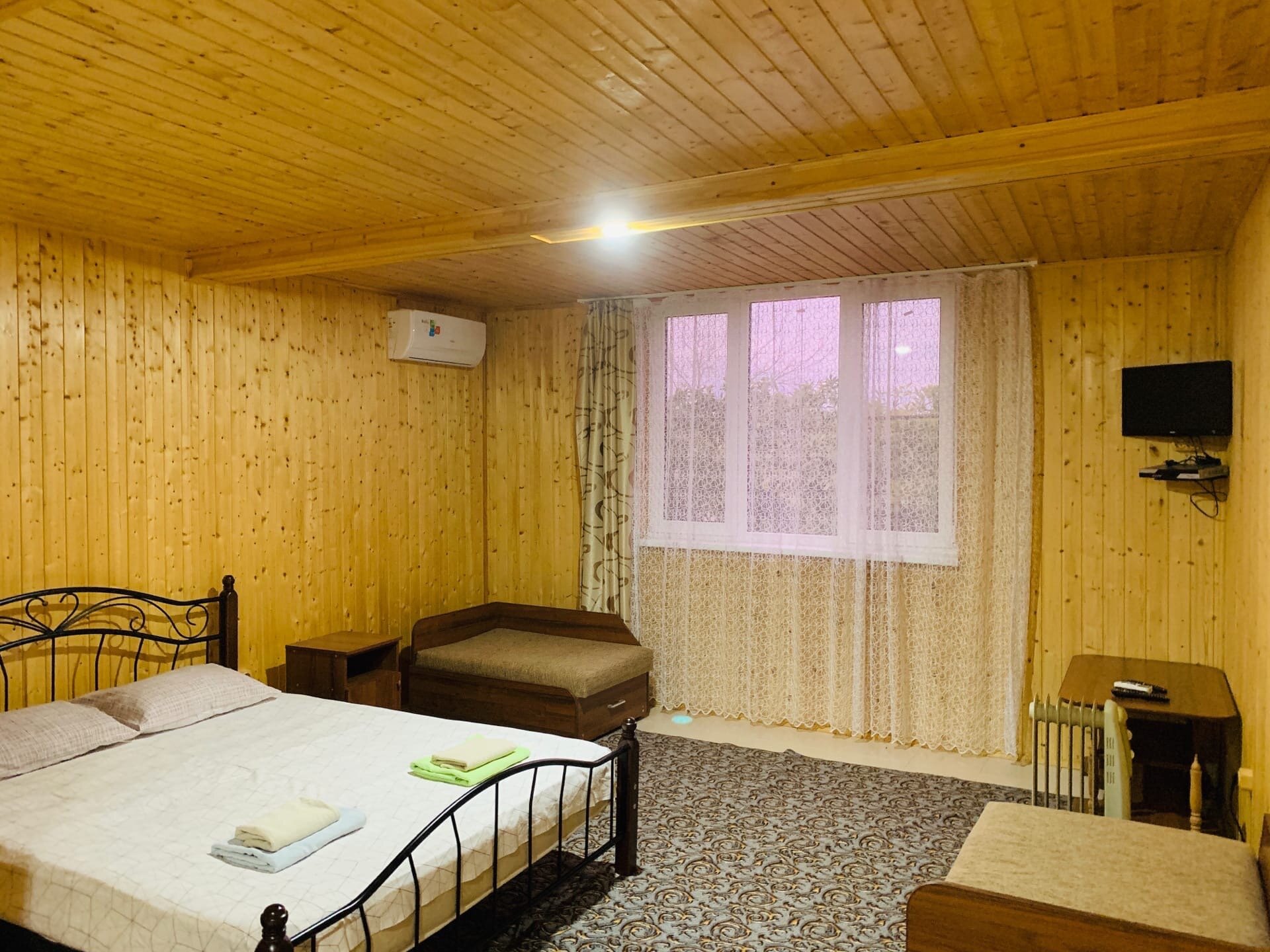 Каменный 4-местный домик во дворе