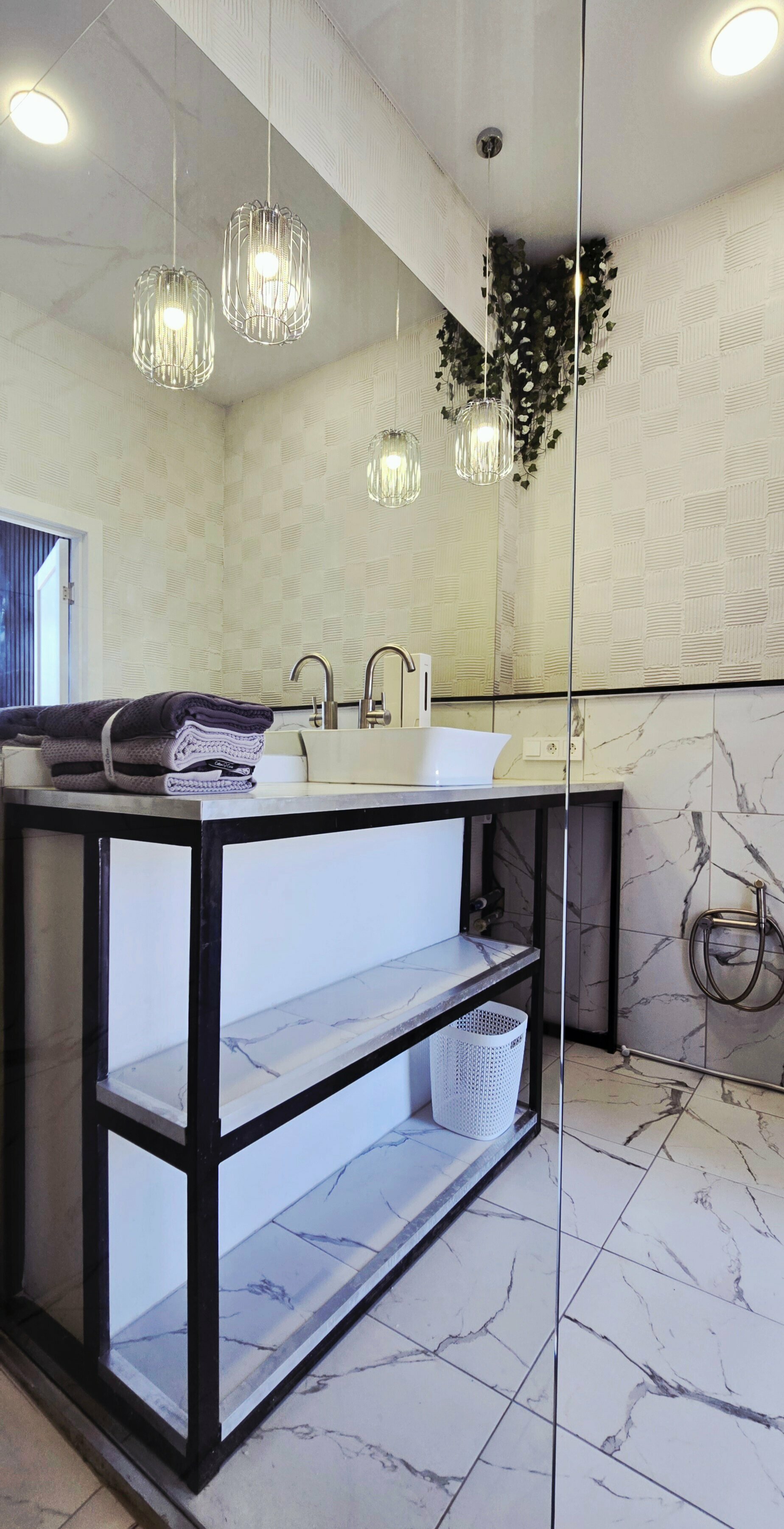 Водопад, Бухта, Скала