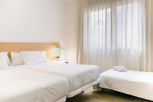 Стандартный трехместный номер в Checkin Montserrat