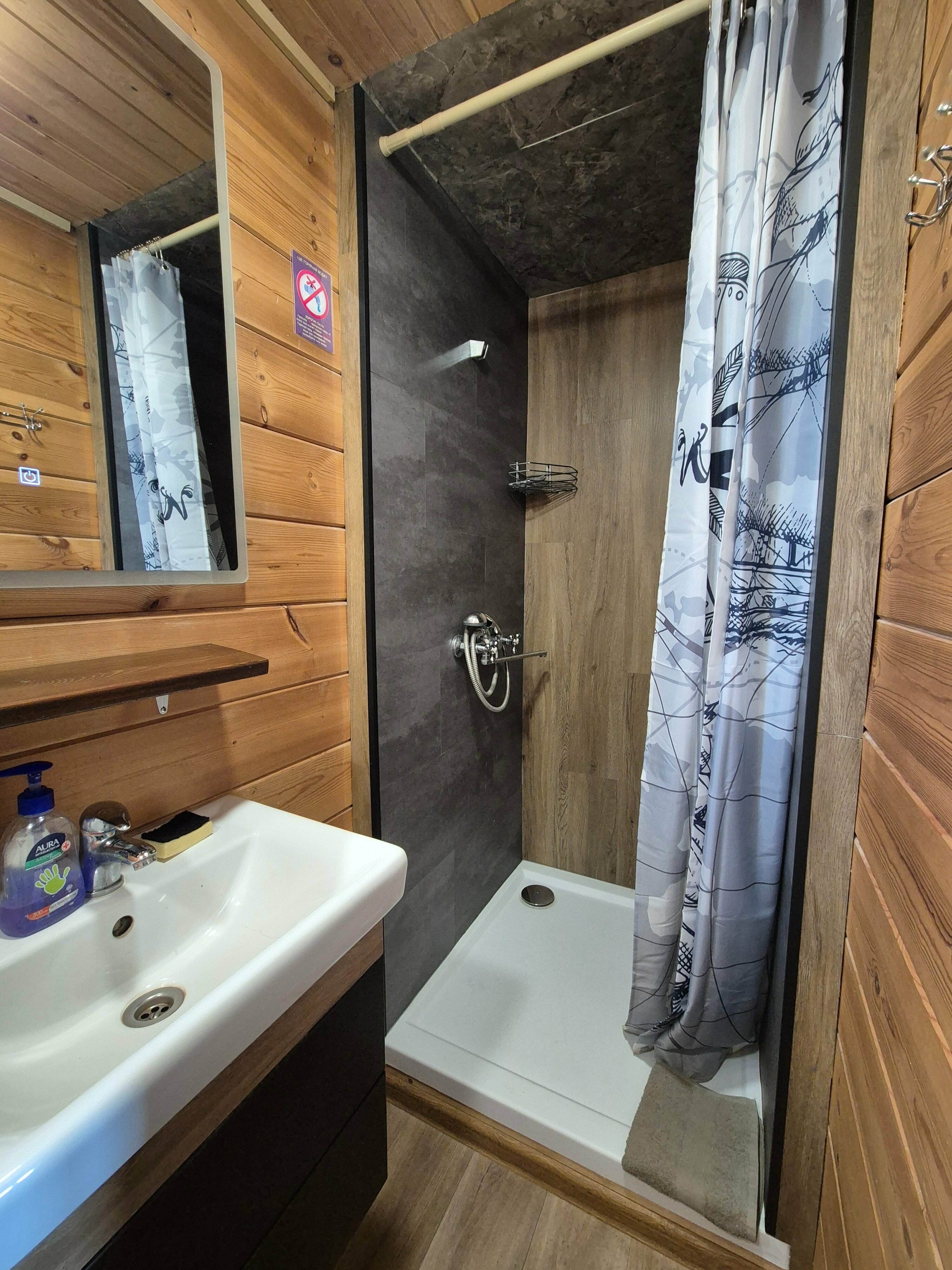 Полулюкс №1 с двумя комнатами и двумя двуспальными кроватями