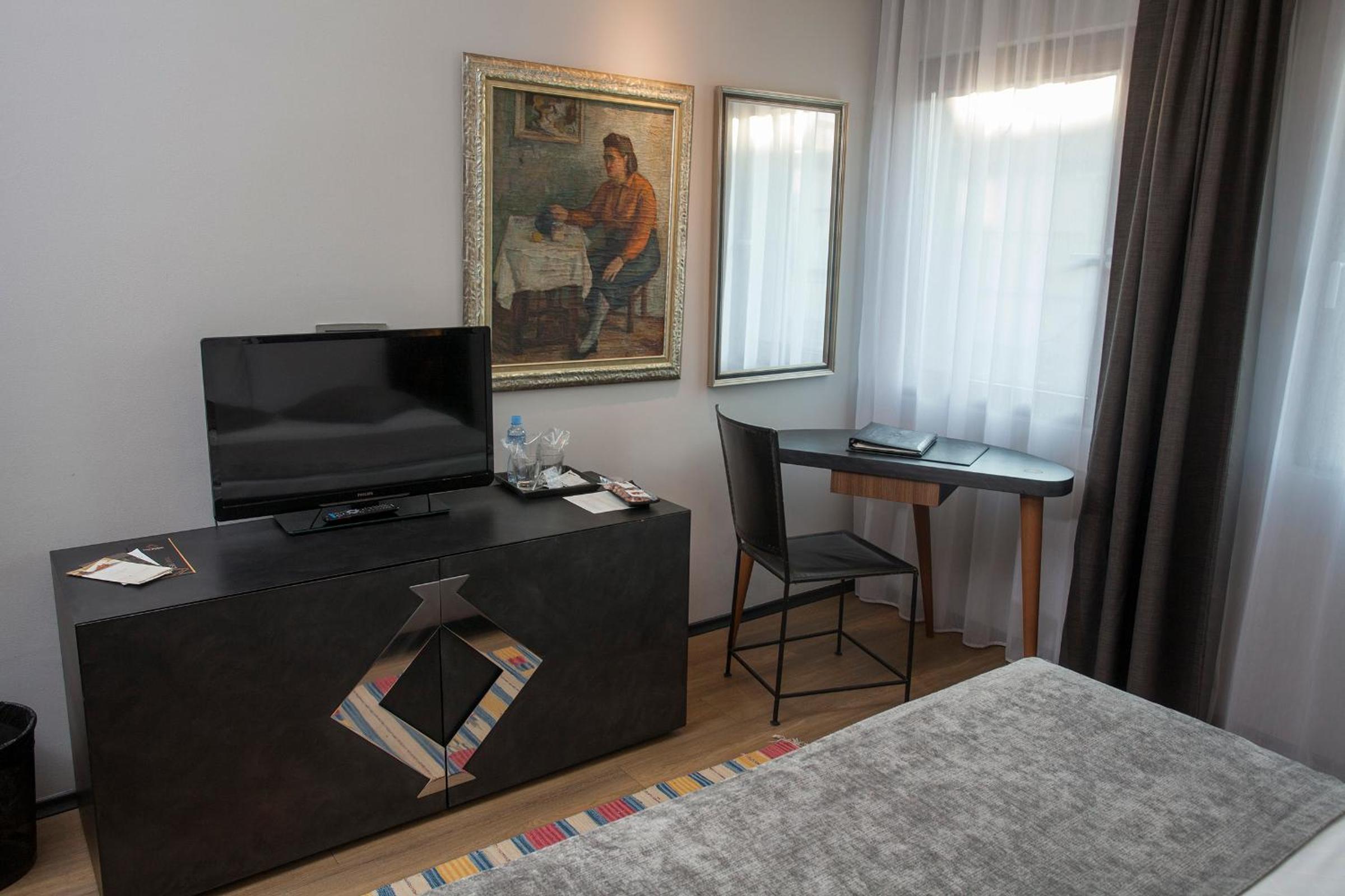 Superior Queen Room with Parking Spot