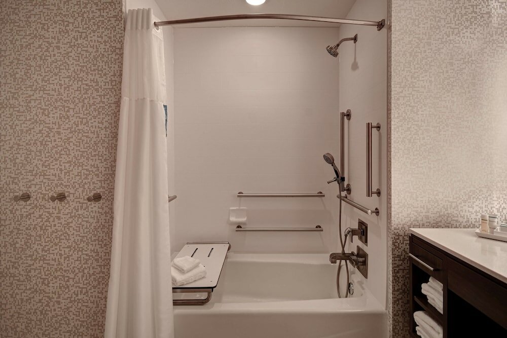 Studio, 1 King Bed, Accessible, Bathtub