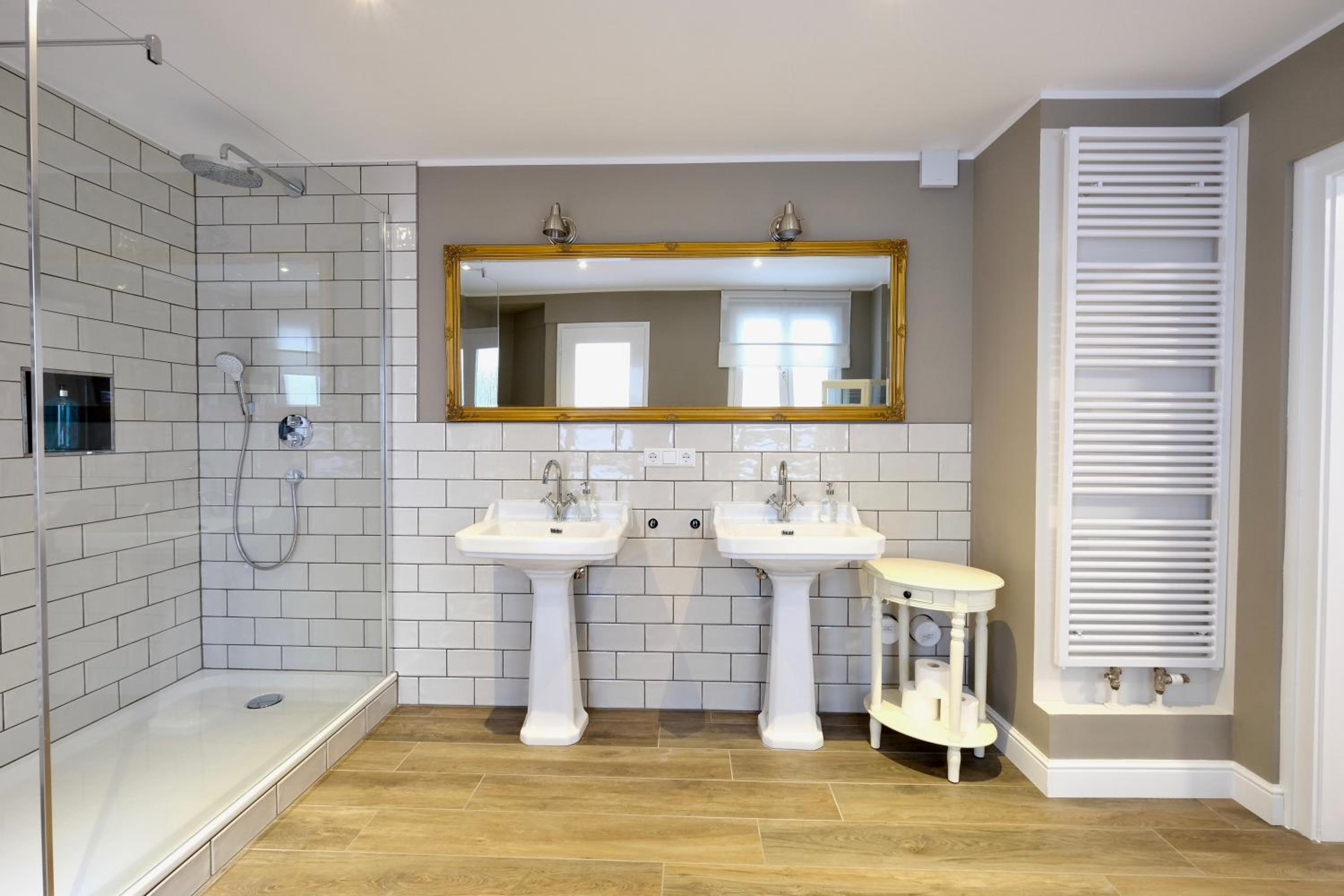 Two-Bedroom Apartment "Carl"