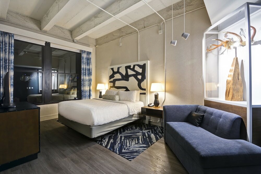 Suite, 1 King Bed with Sofa bed, Accessible (Comm)