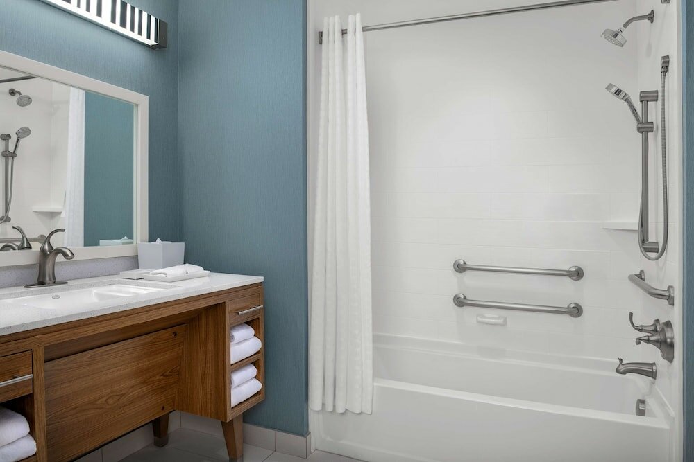 Studio, 1 Queen Bed with Sofa Bed, Accessible, Bathtub