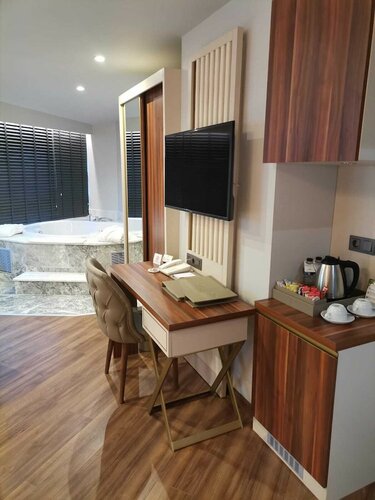 Superior Suite Room with Sea View в Отель Golden Royal