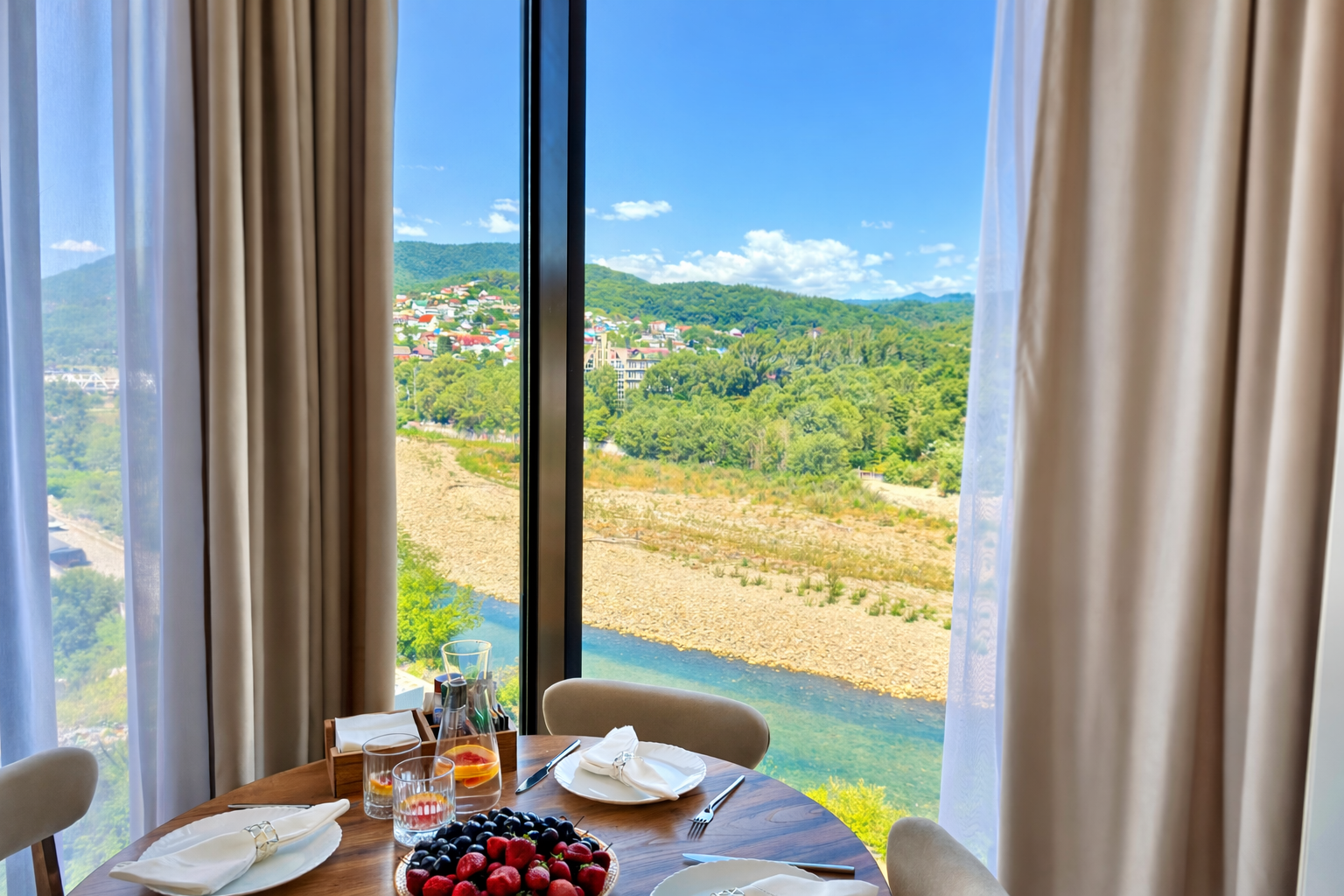 Апартамент c видом на морe и гоpы