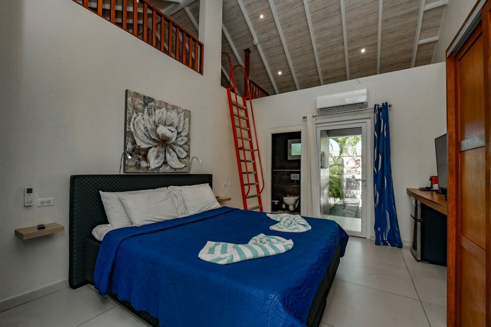 Pool Suite with Private Garden Hot Tub XXL (3-51)