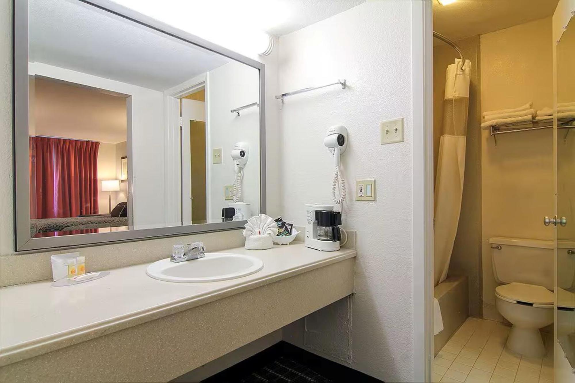 Queen Room - Mobility Access/Non-Smoking