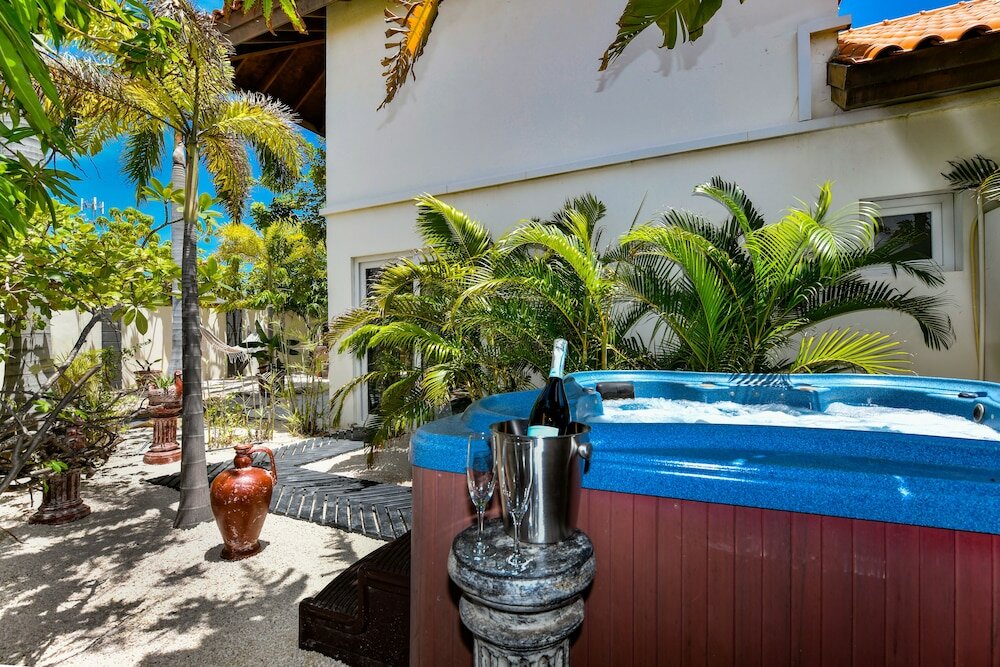 Pool side villa 3 with Private Garden Hot Tub XXL