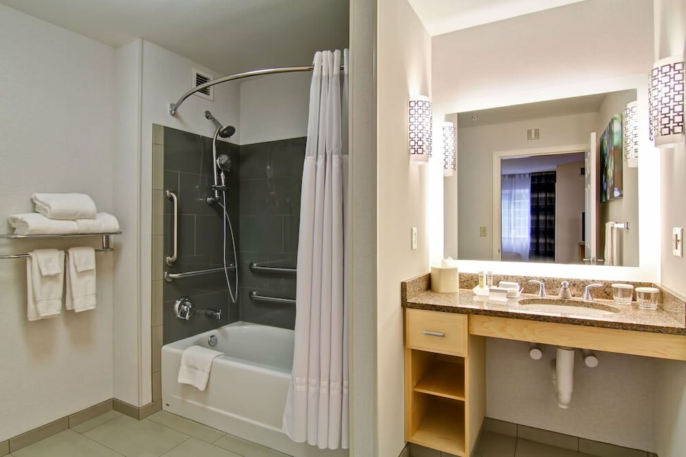 Studio, 1 Queen Bed with Sofa bed, Accessible, Bathtub (Mobility)