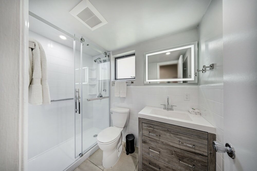 Basic Room, 1 Queen Bed