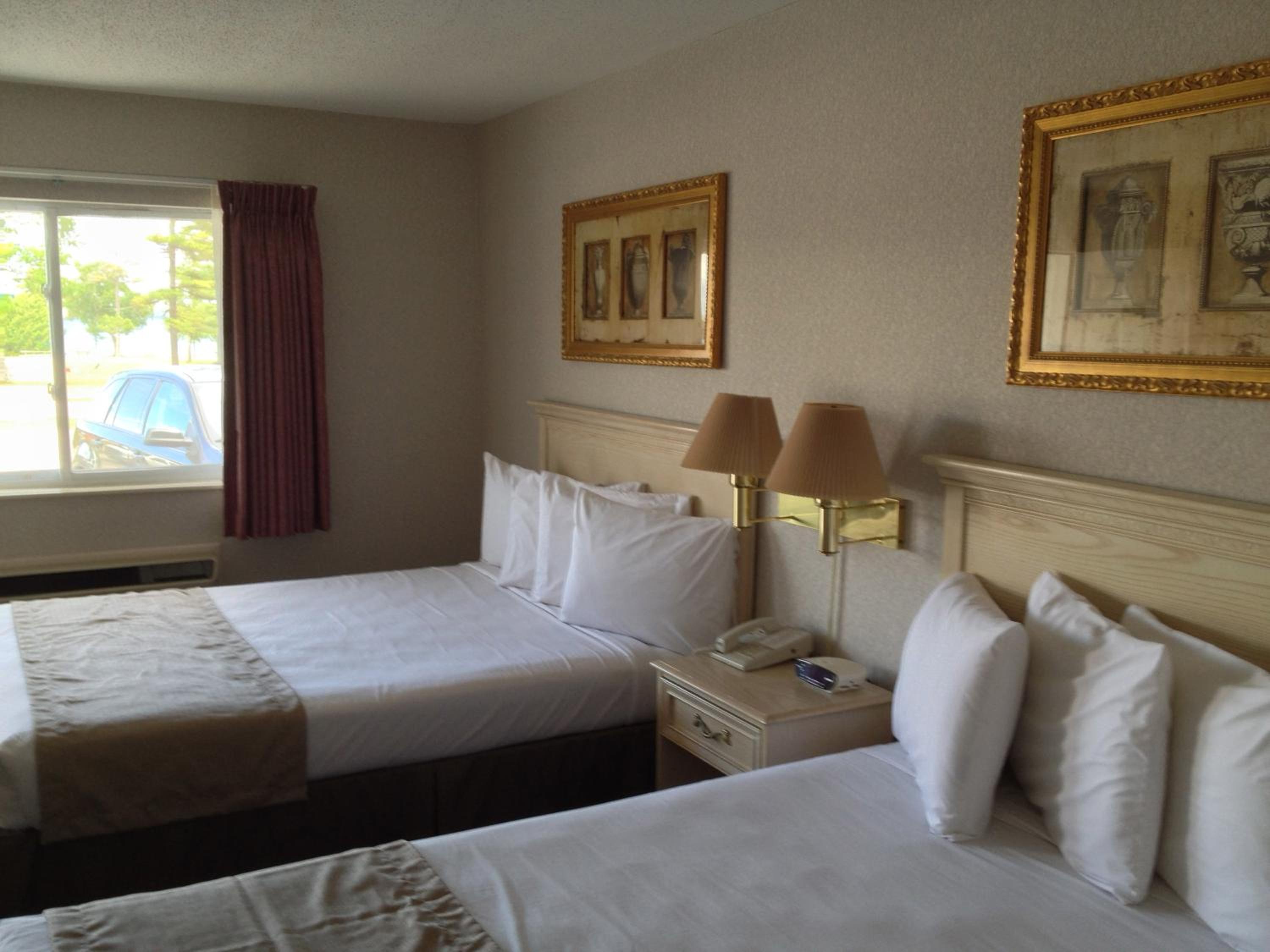 Lake and Park View / Two queen beds