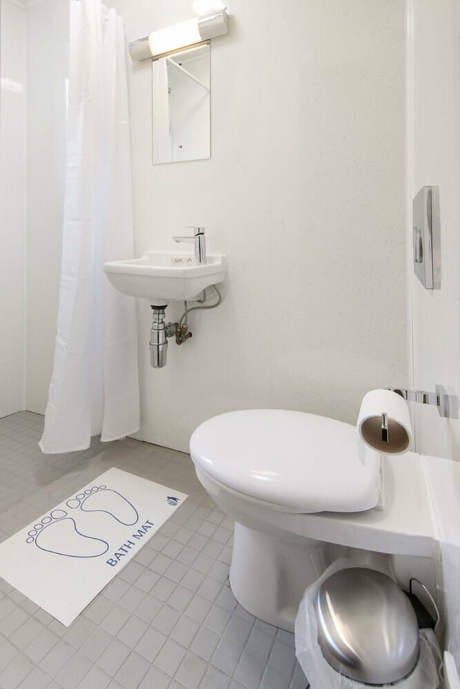 Budget Twin Ensuite (Basement Level)