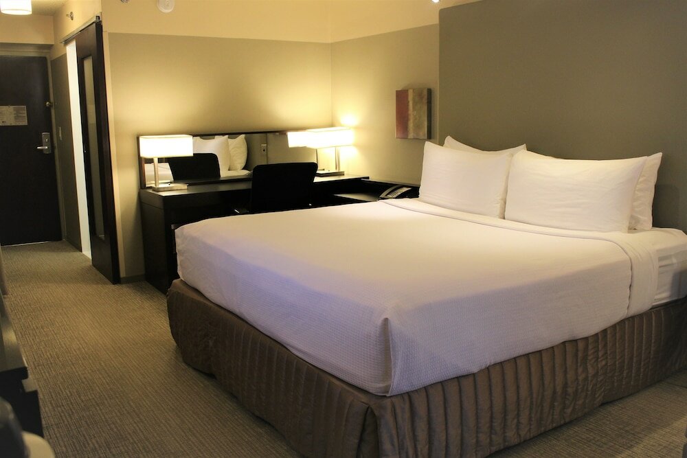 Junior Suite, 1 King Bed, Accessible
