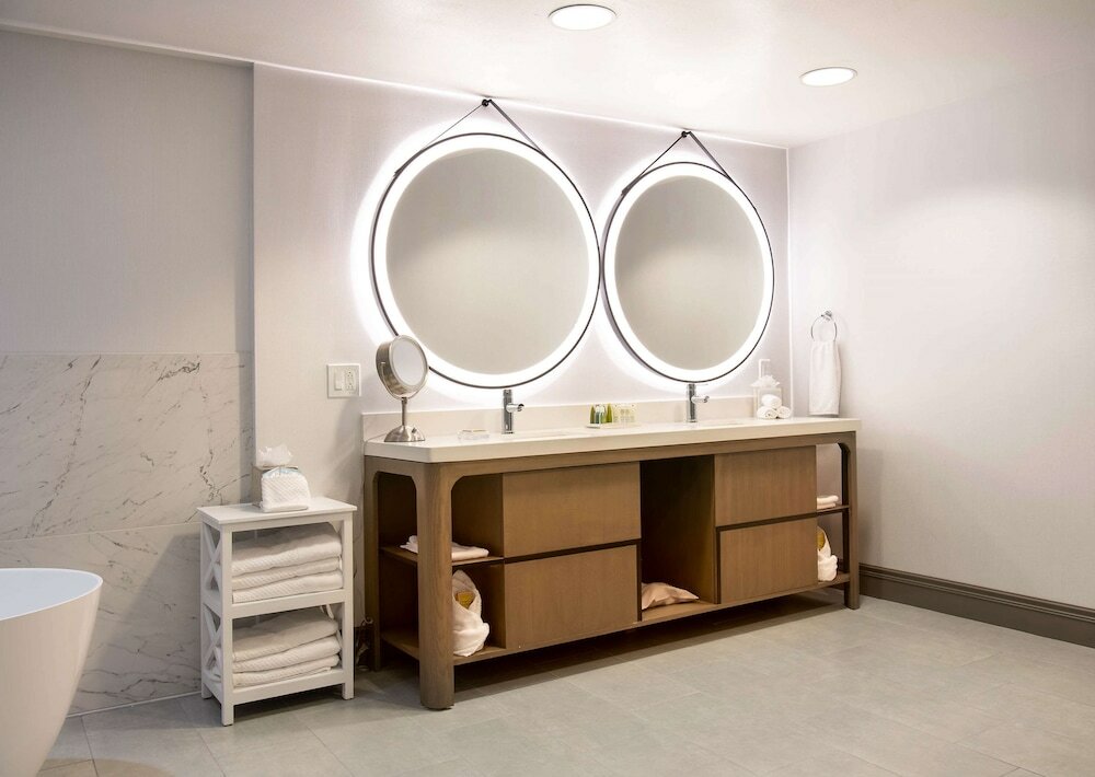 1 King Corner Suite, Mob/Hear Accessible