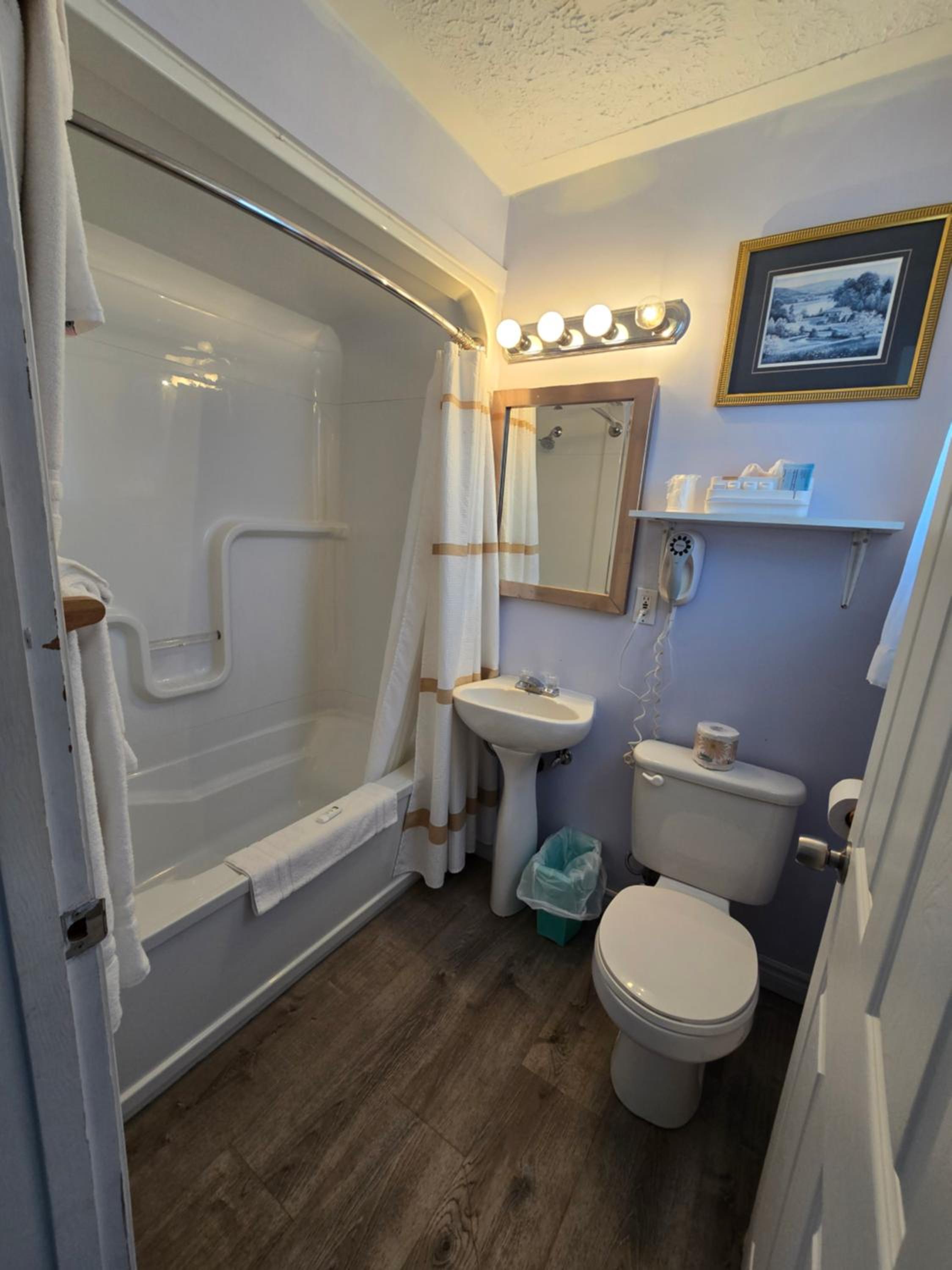 Queen Room - Exterior Access/Non-Smoking