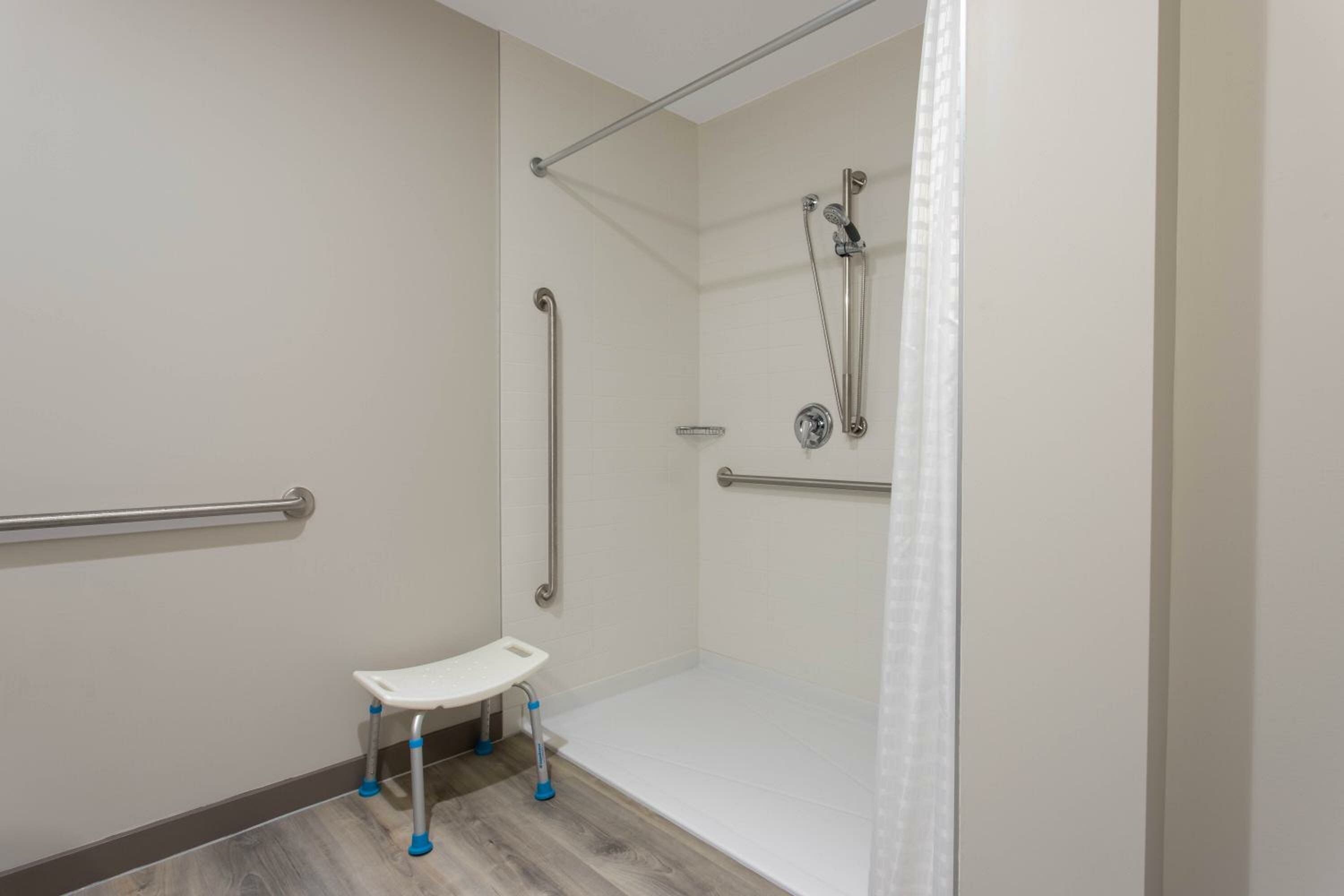 Queen Room with Roll-In Shower - Mobility Accessible/Non-Smoking