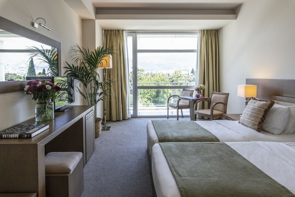 Family Room, Connecting Rooms