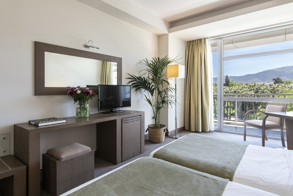 Family Room, Connecting Rooms