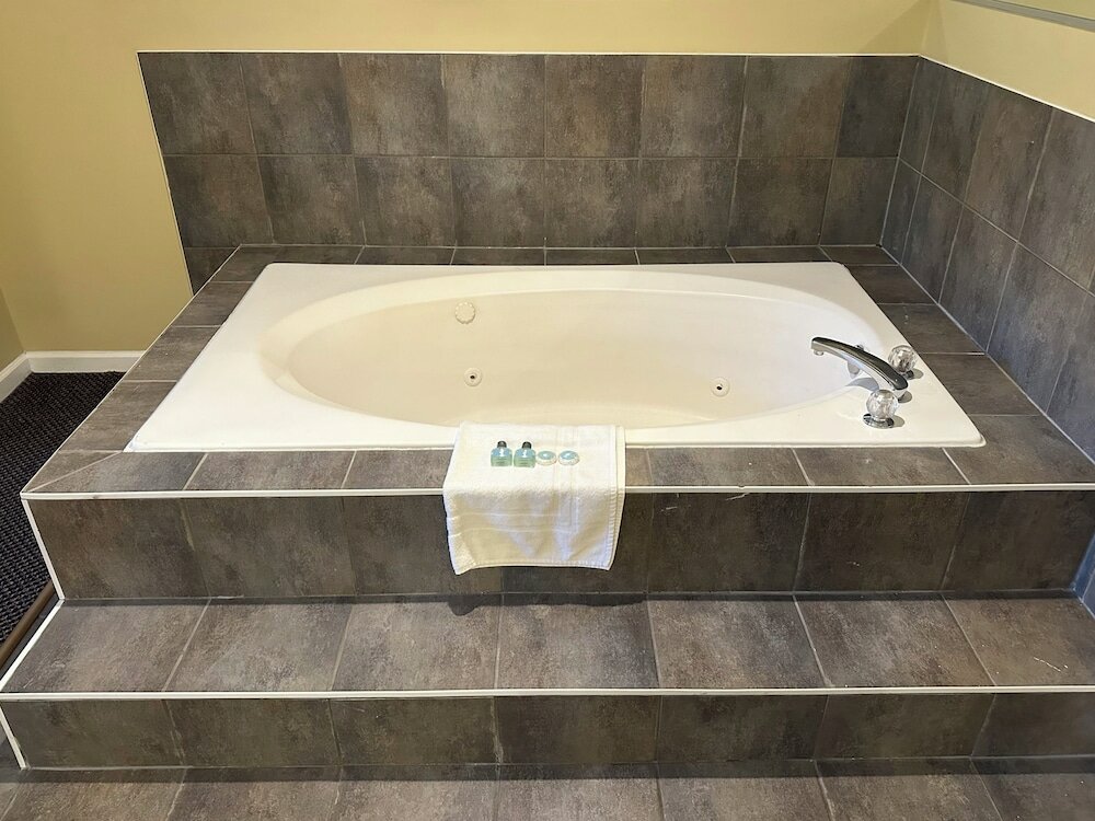 Deluxe Room, 1 King Bed, Jacuzzi Tub and Fireplace