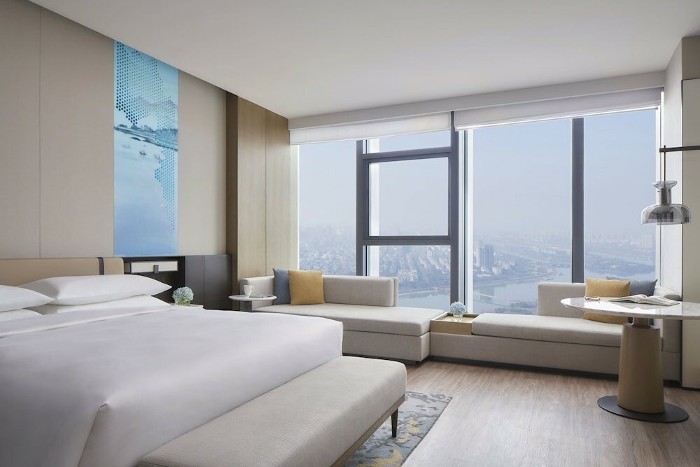 Deluxe Room, 1 King Bed, Corner